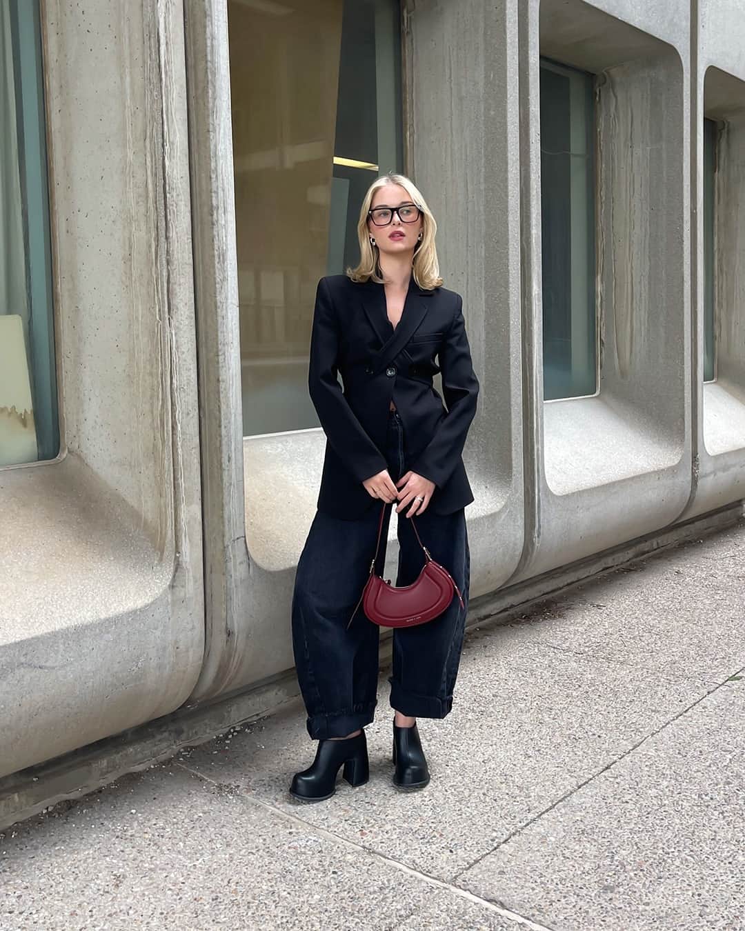 CHARLES & KEITH JAPAN CHARLES & KEITHのインスタグラム：「ボールドなRedカラーのペトラ カーブショルダーバッグ⁠は、@briidgetbrown のオールブラックのアウトフィットに深みと上品さをプラス。⁠ ⁠ Petra ペトラ カーブショルダーバッグ⁠ (Article No. CK2-20271258)⁠ Pixie ピクシー プラットフォームミュール⁠ (Article No. CK1-60280412)⁠ ⁠ #CharlesKeithPetra⁠ #CharlesKeithFW23⁠ #チャールズアンドキース⁠ #ImwithCharlesKeith⁠」
