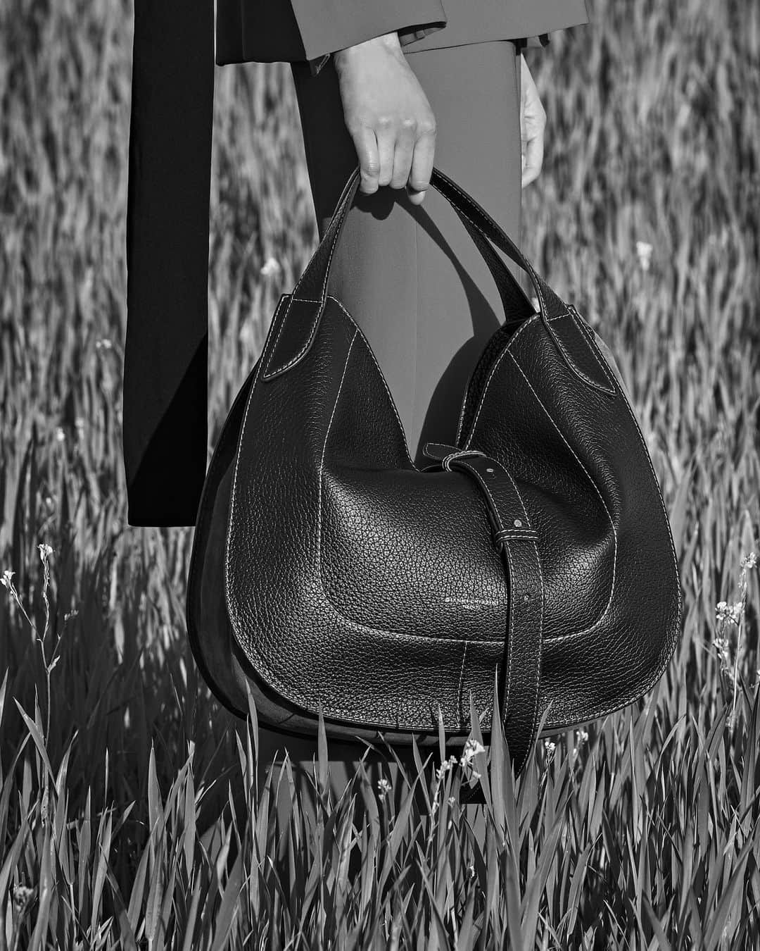 ジャンニキアリーニさんのインスタグラム写真 - (ジャンニキアリーニInstagram)「Lucrezia bag combines the maison’s graphic purity with a softer construction of lightweight grain leather. A maxi bag that has bold style, personality and masculine look.  #giannichiarini #gc #ジャンニキアリーニ #FW23」11月3日 20時40分 - giannichiarini