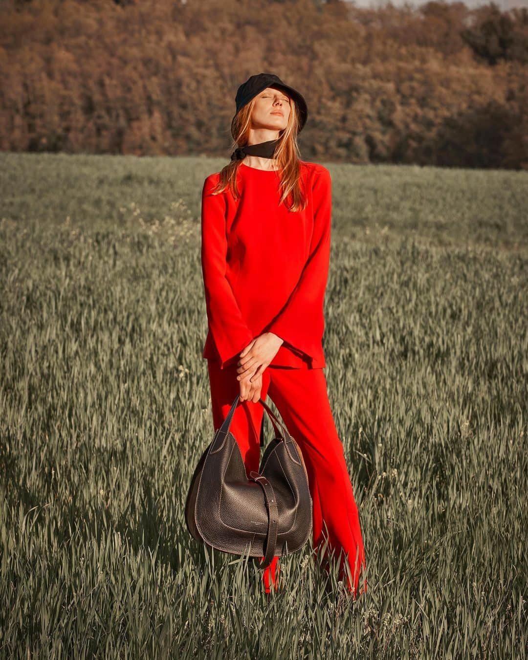 ジャンニキアリーニさんのインスタグラム写真 - (ジャンニキアリーニInstagram)「Lucrezia bag combines the maison’s graphic purity with a softer construction of lightweight grain leather. A maxi bag that has bold style, personality and masculine look.  #giannichiarini #gc #ジャンニキアリーニ #FW23」11月3日 20時40分 - giannichiarini