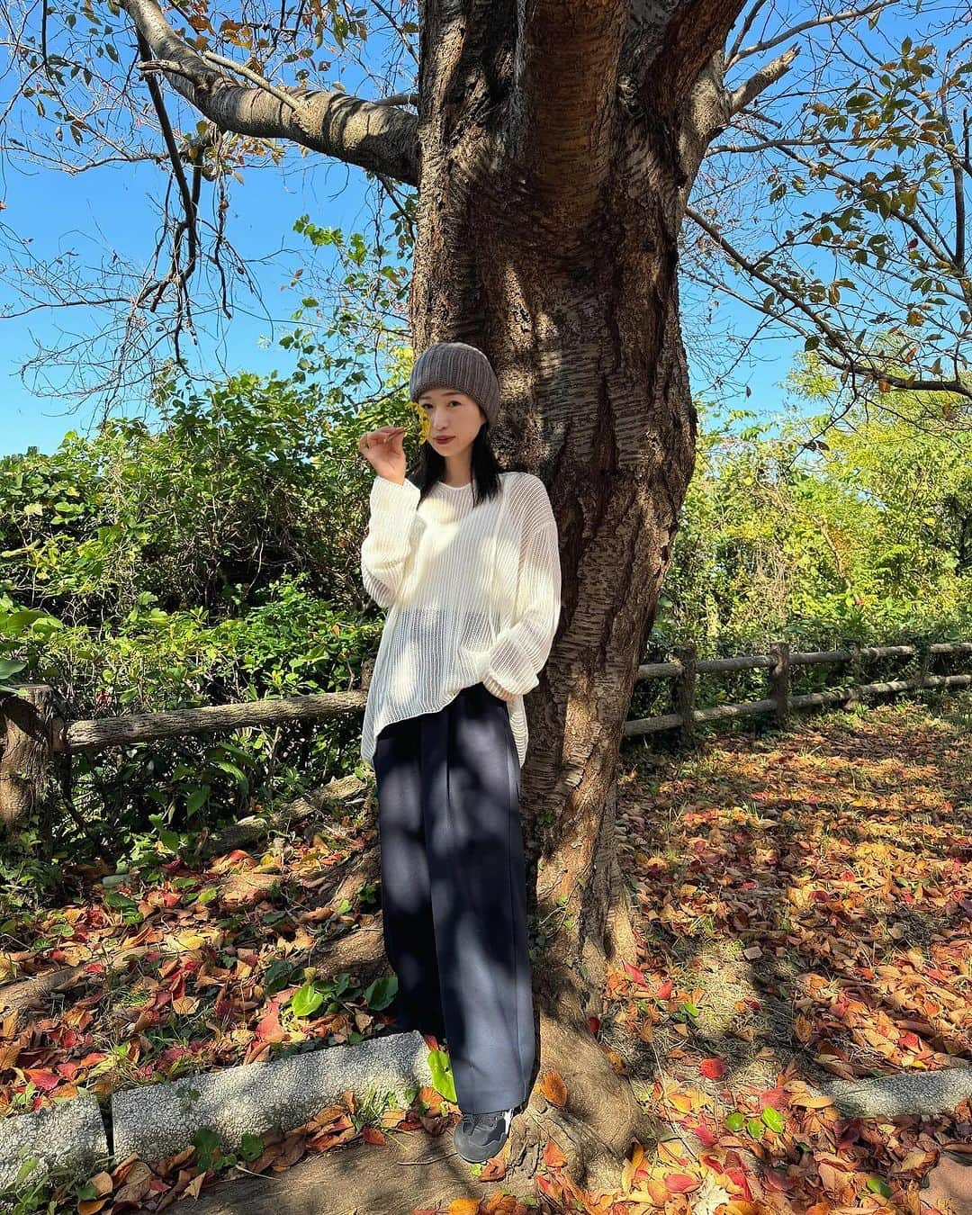 MAKI MIYAMOTO 宮本真紀のインスタグラム：「. 連休スタートで今日はリクエストの公園😂♡ 私にお花を探してプレゼントしてくれるれま👦🏻 保育園のお友達に出会ってそこからテンションMAXで遊んでました🫶🏻  今日のコーデはりさこちゃんと @beautyandyouth_official のコラボのパンツです♡ 私が小学生？の頃から大好きなりさこちゃんがママになってもずっと可愛くてお洋服まで作っちゃってます🫰🏻🩷  #菅谷梨沙子コラボパンツ  #ビューティーアンドユース #pr」