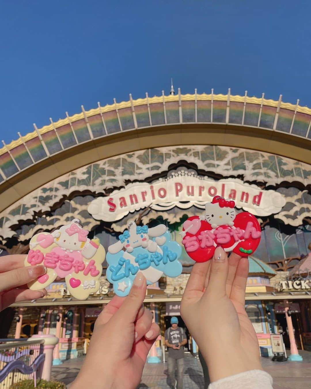 松本慈子のインスタグラム：「* 実は…同期と一足お先にサンリオピューロランド行ってきました☺️🏰💖 観たい所、行きたい所がありすぎて時間足りなかったです😇 念願の名前キーホルダー作っちゃった💘 1時間くらい並んだので… 行く人はデザイン決めて、早めに行くべし！  12月17日がますます楽しみになった〜！！！  #サンリオ #サンリオピューロランド #名前シール #名前キーホルダー #sanrio #キティ #キティちゃん #kitty #hellokitty #kittycat」