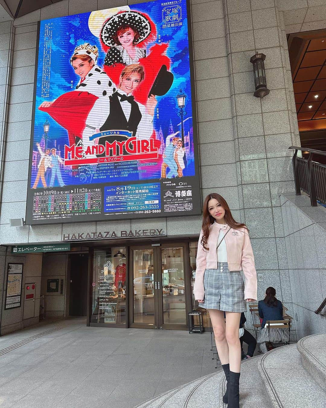 美沙のインスタグラム：「2023.10.19&31 宝塚歌劇【ME AND MY GIRL】 星組公演⭐️in博多座  推しの元花組、現専科の水美舞斗さんが博多座に来てたから観劇してきました💓  もうほんとにかっこよすぎて好きすぎてタイプすぎて心臓でそうやった😳🫀  しかも19日は2列目！！！ 今まで3列目はあっても2列目はもう死んだ🫠  そして星組顔面偏差値高ww 暁千星さんと舞空瞳さんの顔の小ささにビックリ😳 ちなみに天希ほまれさん推しになりました🩷  コメディ？だったのかな？ とにかくアドリブ多すぎて😂 19日観劇した人いないかなぁ？ ハプニング沢山あったよね？笑  31日11時のはほんとのハプニングあったけどww ハロウィンだったからビルのポッケから🎃でてきた時はもうキュン🥹🫰🩷  暁千星さんがビルの時も見たかったぁ。 最後の男役達の黒スーツ、、ときめきすぎて涙出た🥹🖤  あーもう宝塚熱とまらん🤒 好き！好きすぎる！  私女なのに女性に対してこんな気持ちにさせてくるのほんとにすごい。 お客さんほぼ女性なの納得。 最近男性にときめいた記憶ほんとにない😂  #宝塚 #宝塚歌劇 #宝塚歌劇団 #博多座  #meandmygirl  #星組 #星組公演 #専科 #水美舞斗 #暁千星 #舞空瞳 #天希ほまれ  #宝塚好きな人と繋がりたい」