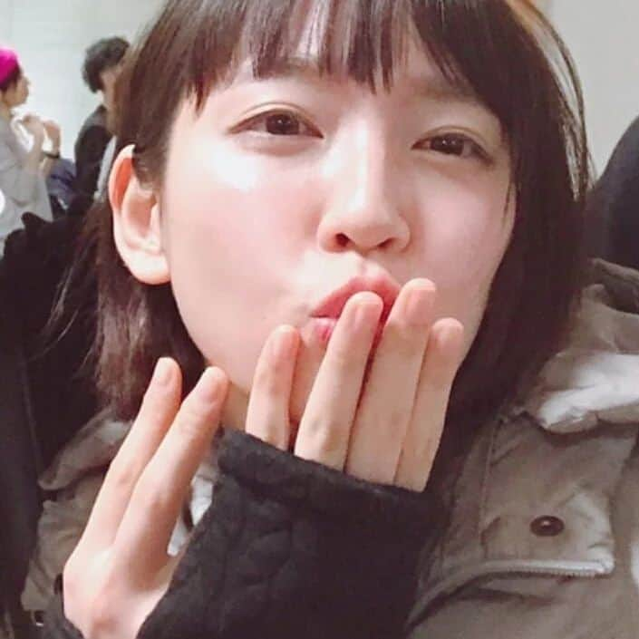 吉岡里帆ファンのインスタグラム：「里帆ちゃん、りほらーの皆様今日も1日お疲れ様でした!(*´ω｀*)  皆様3連休ですかね？？  連休でないかたもお疲れ様です(;´д｀)  里帆ちゃんとかもまず暦通りではなかろーしねー  朝晩冷えるので体調にはくれぐれも気をつけてくださいね(*´﹃｀*)  今日は実家に帰省したけど  たまには元気な姿を見せないと思いまして😅😅  日曜日ドコモは終日なんかなー頼むよーー←😂😂  #吉岡里帆 #吉岡里帆ちゃん#吉岡里帆かわいすぎ」