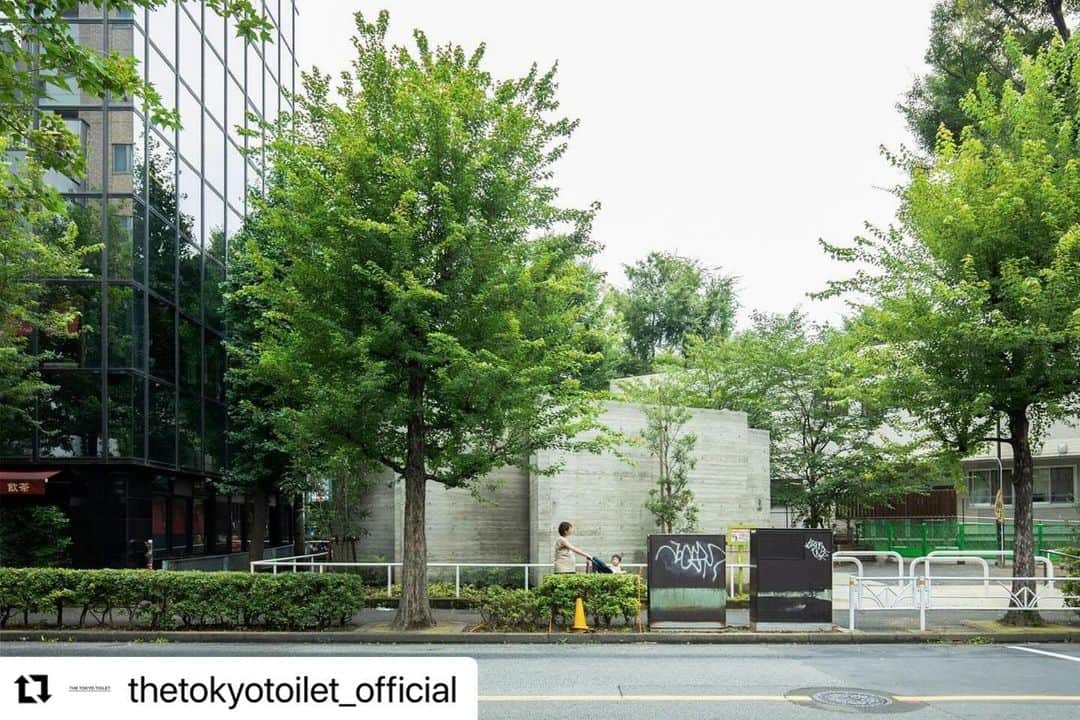 片山正通さんのインスタグラム写真 - (片山正通Instagram)「#Repost @thetokyotoilet_official with @use.repost ・・・ 念頭に置いたのは、建築的なものから距離を置き、遊具やベンチや樹木のように何気なく公園に佇むオブジェクトとしての在り方。 日本におけるトイレの起源は川に直接用便する「川屋」（厠の語源）と呼ばれるもので、縄文時代早期に遡る。土で固められたもの、木材を結び付けて作ったものなど極めてプリミティブで質素であった。そんな佇まいをイメージしながらコンクリートでできた壁を15枚いたずらに組み合わせ、トイレでありオブジェクトでもある“曖昧な領域ー現代の川屋（厠）”を構築。壁と壁の間を男性用／女性用／ユニバーサル・トイレという３つの空間への導入とするなど、人々が不思議な遊具と戯れるような、ユニークな関係性をデザインした。  クリエイター：片山正通 / Wonderwall®︎ 住所：恵比寿西 1-19-1 オープン：2020.08.05 撮影：永禮賢、提供：日本財団  -  What I had in mind was how to be an object that casually stands in the park, such as playsets, benches, and trees, away from architectural things. The origin of toilets in Japan is called “”””””””””””””””Kawaya”””””””””””””””” (the etymology of the 厠), which directly connects to the river, and dates back to the early Jomon period. It was extremely primitive and simple, such as those made of soil and those made by connecting wood. While imagining such an appearance, 15 concrete walls are combined in a mischievous manner to create an “”””””””””””””””ambiguous area-modern river shop”””””””””””””””” that is both a toilet and an object. We designed a unique relationship that allows people to play with mysterious playsets, such as introducing the wall-to-wall space into three spaces: men’s, women’s, and universal toilets.  Creator: Masamichi Katayama / Wonderwall®︎ Address: Ebisu-Nishi 1-19-1 Opened from: 2020.08.05 Photo: Satoshi Nagare, provided by The Nippon Foundation  #片山正通 #MasamichiKatayama #インテリアデザイナー #インテリアデザイン #クリエイター #建築好き #建築巡り #建築デザイン #東京観光 #東京観光スポット #日本旅遊 #東京景點 #渋谷 #恵比寿 #東京景點 #澀谷 #ebisu #shibuya #shibuyatravel #japantravel #tokyoart #architecturaldesign #thetokyotoilet」11月3日 20時46分 - masamichi_katayama