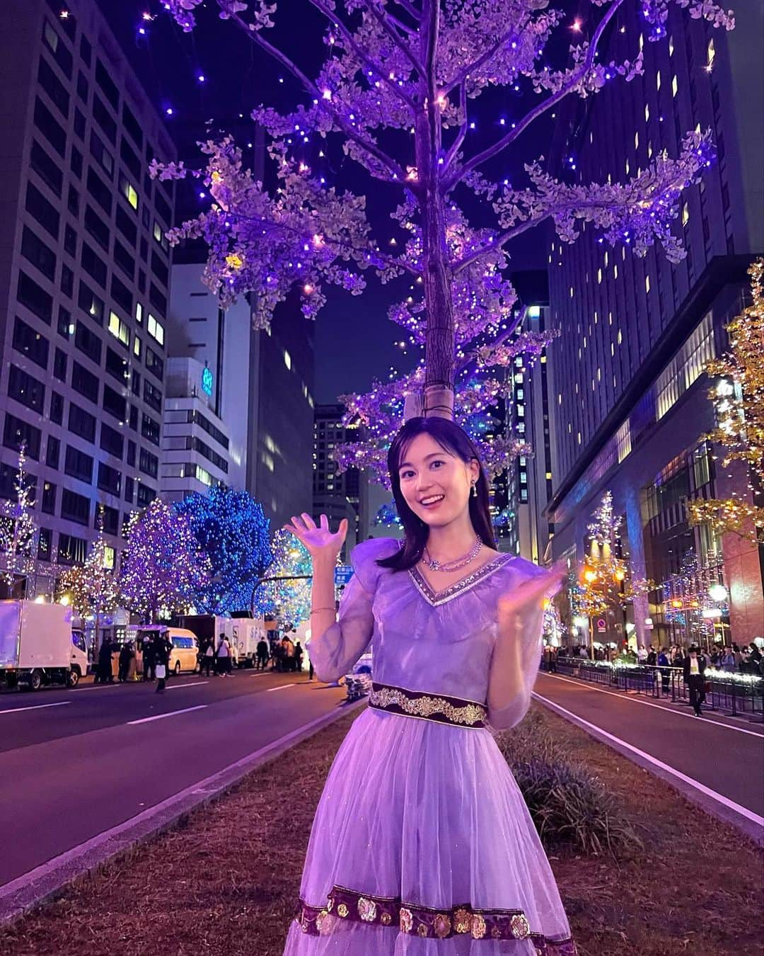 生田絵梨花さんのインスタグラム写真 - (生田絵梨花Instagram)「大阪　御堂筋にて 光の饗宴2023 開宴式に おじゃましました✨  『ウィッシュ～この願い～』 直接皆さんの前で歌うのは初めて。  沢山の方が集まってくださっていたので 緊張するだろうなぁーーと思っていたのですが、 それ以上に楽しかったです🌟  イルミネーションとっても綺麗だったなぁ✨  素敵な空間を共有させていただき、 ありがとうございました！！  #ウィッシュ #アーシャ #御堂筋イルミネーション #もうすぐクリスマス」11月3日 20時46分 - ikutaerika.official