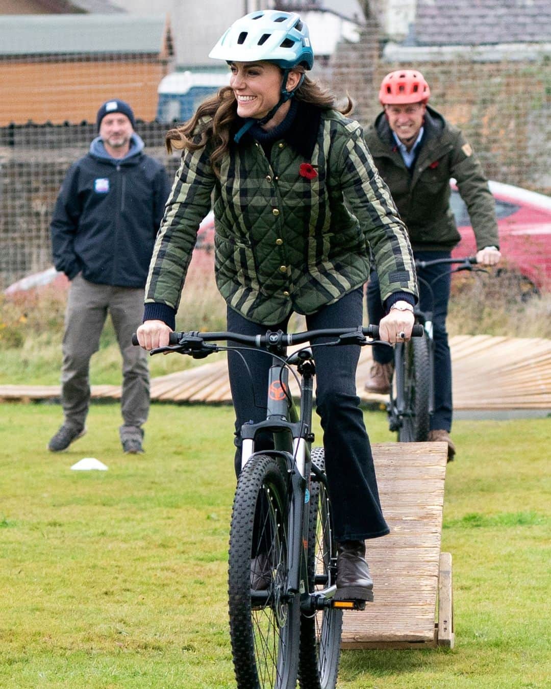 British Vogueさんのインスタグラム写真 - (British VogueInstagram)「#DavidBeckham and #VictoriaBeckham aren’t the only couple with a penchant for matching looks. On a royal visit to Moray, Scotland, the Prince and #PrincessOfWales were sartorially in sync with their Sloane Ranger-esque looks – with Kate even ditching her favoured skinny jean style for a flared pair. Click the link in bio for all the details on their “twinning” looks.」11月3日 20時50分 - britishvogue
