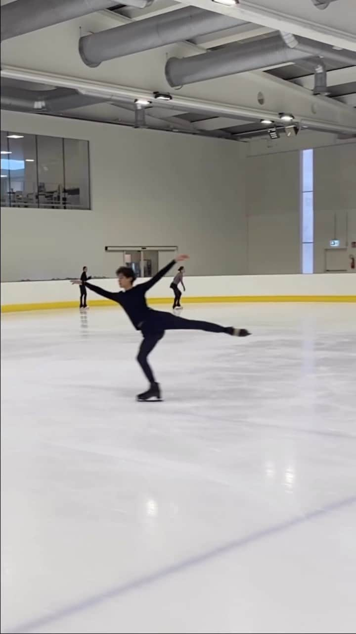 オリンピックのインスタグラム：「That quad flip from @nikolajmemola! ⛸️🤯🇮🇹  Will we see it in action at the Grand Prix de France this weekend?   #FigureSkating | #GPFigure」