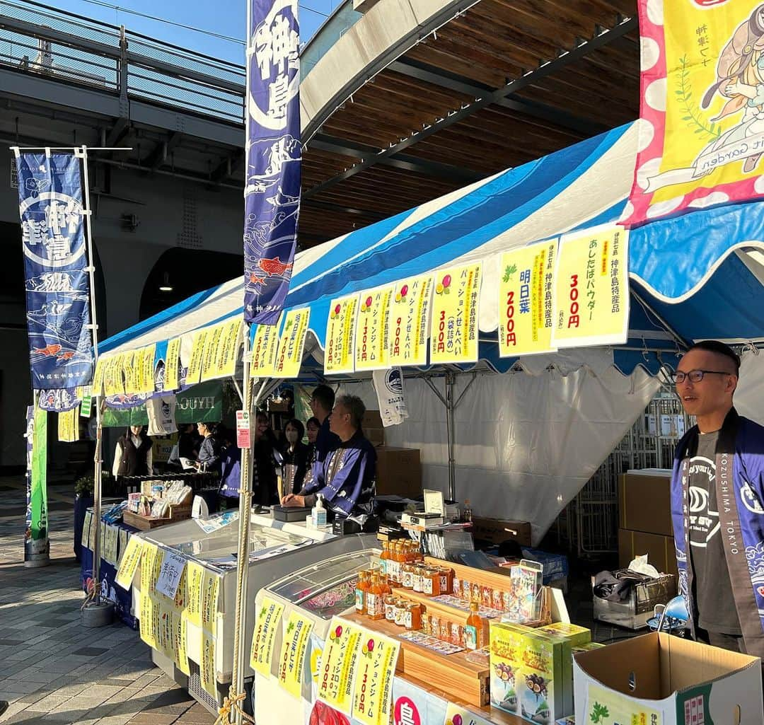 生稲晃子さんのインスタグラム写真 - (生稲晃子Instagram)「有楽町駅前広場で行われていた、星空保護区®️神津島フェア2023にお邪魔しました🏝️  かんむりん君(神津島近海に生息している、天然記念物の海鳥カンムリウミスズメ)、そして前田村長にもお会いできました😄  東京で唯一、星空保護区に認定されている神津 島⭐️ 「東京の星降る島」です💫 私も、是非神津島の星空を見に行きたいです‼️  #星空保護区®️神津島フェア2023 #かんむりん #前田弘村長 #神津島 #生稲晃子」11月3日 20時48分 - akiko__ikuina