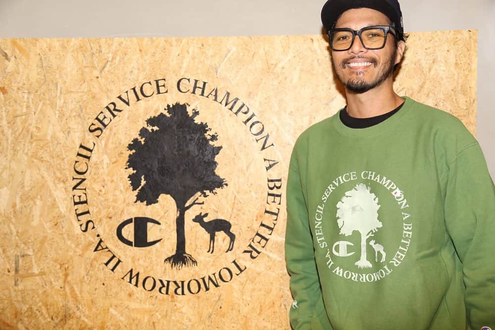 ZOEのインスタグラム：「11月4日（土）・5日（日）、 @champion_japan  チャンピオンブランドハウスシプヤトウキョウで開催されるイベントを先取りしてきました🔥  ステンシルアーティスト"ILA. STENCIL SERVICE（アイラステンシルサービス）"守矢努氏 @tsutomu_moriya （モリヤツトム）さんが、皆様が持ち込む着古したチャンピオンウェアにペイントしてくれて新しい命を蘇らせてくれます！  僕は緑の着古したスウェットに白ペンキでペイントしてもらいました！！  世界に一つだけの組み合わせです🙌 興味ある方はぜひ足を運んでみてくださいね！  以下説明↓ ”CHAMPION A BETTER TOMORROW（チャンピオンアベタートウモロー）”というコンセプトのもと製品を愛用する人々だけでなく、人々が愛する地球にもホジティブな影響を与える、より良い方法を追求し続けています。 そのコンセプトに共鳴したアップサイクルの取り組みを行っているステンシルアーティスト守矢努氏の手によって、着したChampionウェアが、世界で1着だけのChampionウェアとして生まれ変わるアップサイクルイベントを開催いたします。 ご持参いただいたChampionウェアに、本イベントの為に製作した”A BETTER TOMORROW”をテーマにした数種類のステンシルからデザインをお選びいただき、お好きな箇所にステンシルプリントを施すことができます。 右袖にはILA. STENCIL SERVICEのキャラクターであるパンビロコをプリントいたします。 #championjapan  〒150-0001 東京都渋谷区神宮前6-19-17 GEMS神宮前」