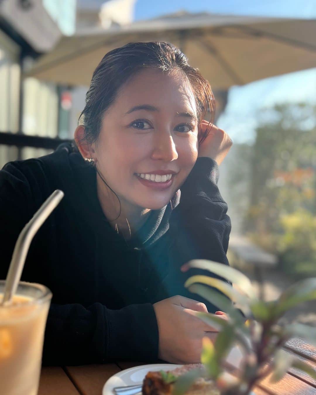 坪井安奈のインスタグラム：「35歳になりました！ さ、新しい歳の始まりだ！  35歳は「あえてのネガ」を出していく歳にするんだ。  前から思ってたことがあって。  「どんな時もポジティブでいよう」 「良いところに目を向けよう」  私はこうやってネガティブを無思考に否定されるのがとても嫌いなのだ。  は？当たり前すぎて笑わせんなって感じ。  そんなの、こちとら教師の母にそう言われながら育って、なんならもう小学生の時からずっとそれ実践してきてんだわ。  一周回って、あえてネガを口に出してんだよ。  今までは心の中に留めてたけど、これからは出してく。だって、ネガティブに向き合わずに本当のポジティブは存在しない。  好かれること、共感されること、受け入れられること──どこぞの誰かに「れる」ための人生は34歳に置いてきた。  35歳はネガティブを無視しない。パンクに吠えるぞい！うおー！  #bdaygirl」