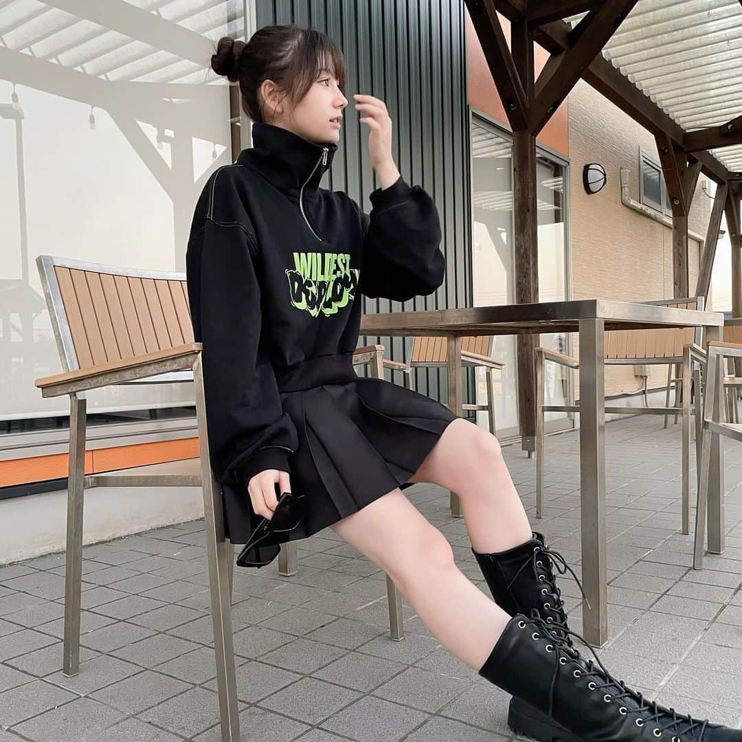 栗栖あに華さんのインスタグラム写真 - (栗栖あに華Instagram)「. ハーフジッパー可愛い🖤  三連休は テスト勉強しなきゃー！ ちゃんと勉強してますように  #エマムア#🖤#キューガル#jc#jc2#09##栗栖あに華#あにか#anica」11月3日 20時48分 - anica.b_d.teddy