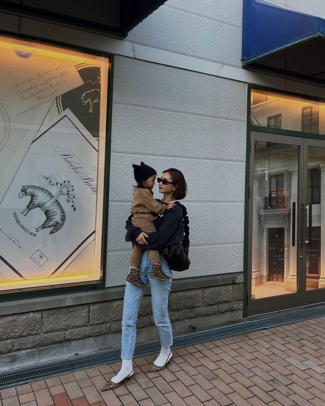 杉本美穂のインスタグラム：「大きめのこういうバッグ求めてた🖤  ラッフル状になったショルダー部分は左右の紐を調節できるのがポイントだよ🎀  @ua_greenlabel  @allahollon_official   #greenlabelrelaxing  #グリーンレーベルリラクシング  #allahollon  #オラホロン」