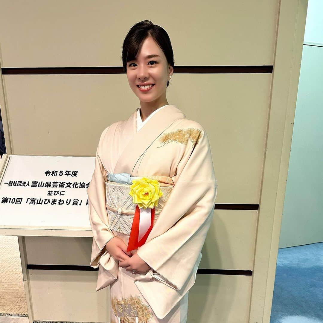 夢羽美友のインスタグラム：「この度、🏆第10回富山ひまわり賞 奨励賞🏆をいただきました。 このような賞を頂けて光栄に思います。 今後とも、富山の子供たちに夢を叶えるお手伝いが出来るように精進いたします。 引き続き宜しくお願いいたします。  今日はひまわり賞受賞式からの富山城址公園にて、しあわせステージ2023に子供たちが参加し、見事優勝させて頂きました🩷 ひまわり賞からの優勝でとっても幸せな1日でした⭐️  今日のヘアと着付は @etendue_wedding さん いつも優しくて、手早くて、思った通りの髪型にしてくれて🩷着付は着心地抜群なのでお勧めです☺️ 本日はありがとうございました。  #富山　#富山ひまわり賞 #夢羽美友ミュージカルスクール」