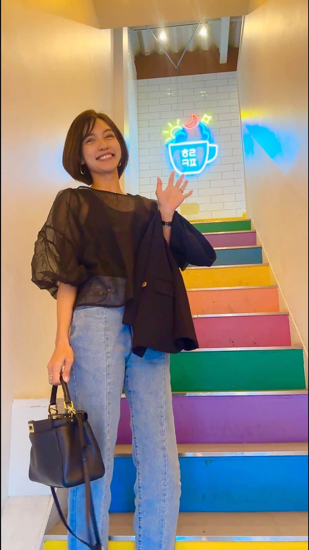 黒宮ニイナのインスタグラム：「新大久保可愛いカフェ☕️Haru Cafe🌈♡ サムギョプサルをお腹いっぱいに食べたけどやっぱりお茶したい💓 ここのカフェラテ美味しすぎた😋コーヒー頼むとクッキーがついてきてのせて飲むのが本場スタイル🇰🇷 早めランチ後は割と空いていてゆっくりできる✨ たまにイケメンがいるらしくラッキーな人は会えるかも？🤩 残念ながらこの日は可愛いお姉さんたちでした🥰 美味しいし癒し系の韓国ミュージック聴けるていい時間でした💓 また次回も素敵なお店開拓しよう☺️  #私服コーデ #ママコーデ #ランチコーデ  #モノトーンコーデ #ブラックコーデ #新大久保巡り #韓国グルメ #韓国カフェ #新大久保カフェ #お洒落カフェ #カフェ巡り #mama #2児ママ #2人育児 #30代ママ #ピラティスインストラクター #pilates」