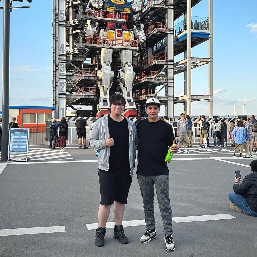 レイドバック・ルークのインスタグラム：「Asia Weekend Photodump! ⬇️  1. Brought my oldest son to Tokyo, look at the Giant Gundam! 🤩  2. Look at the amazing scenes at @warp_shinjuku  3. That Singapore view is amazing! 🇸🇬  4. Do @maddixmusic and I still look like our press pics? 😅 5. How sweet of @marqueesingapore to surprise me for my (early) birthday!  6. Showing @atlassuperclub the future of Real DJing 📱  7. Have you ever seen an actual ferris wheel inside a club? 🎡」