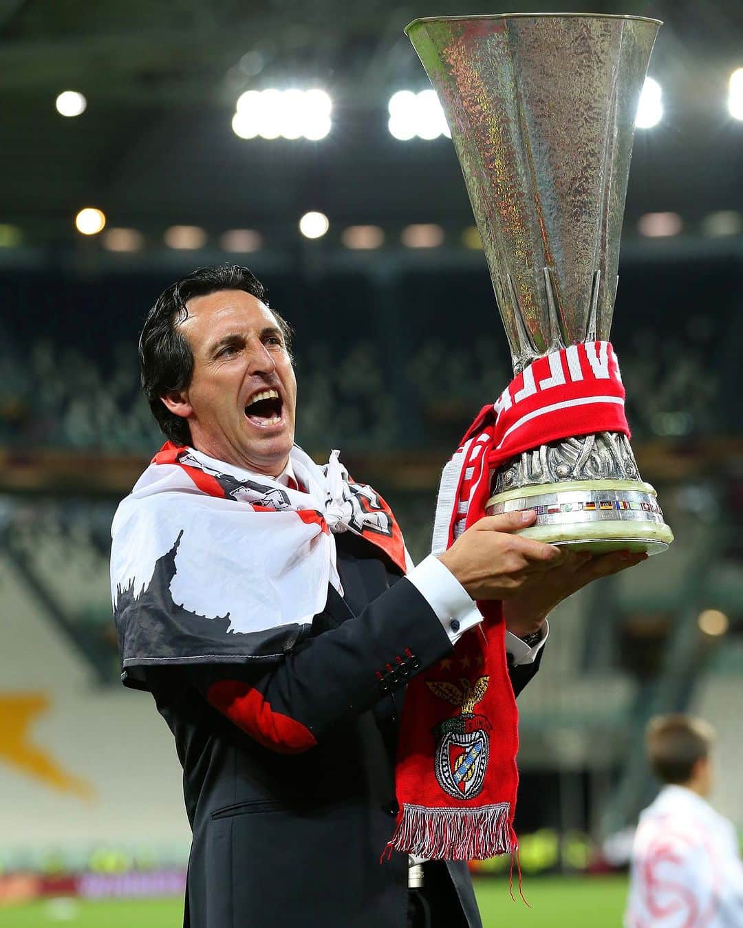 セビージャFCのインスタグラム：「🎂 ¡Hoy felicitamos a don Unai Emery por su cumpleaños!  🏆 🏆 🏆 Europa League x3  🥳 ¡Disfruta con los tuyos, Unai!  #WeareSevilla #NuncaTeRindas」