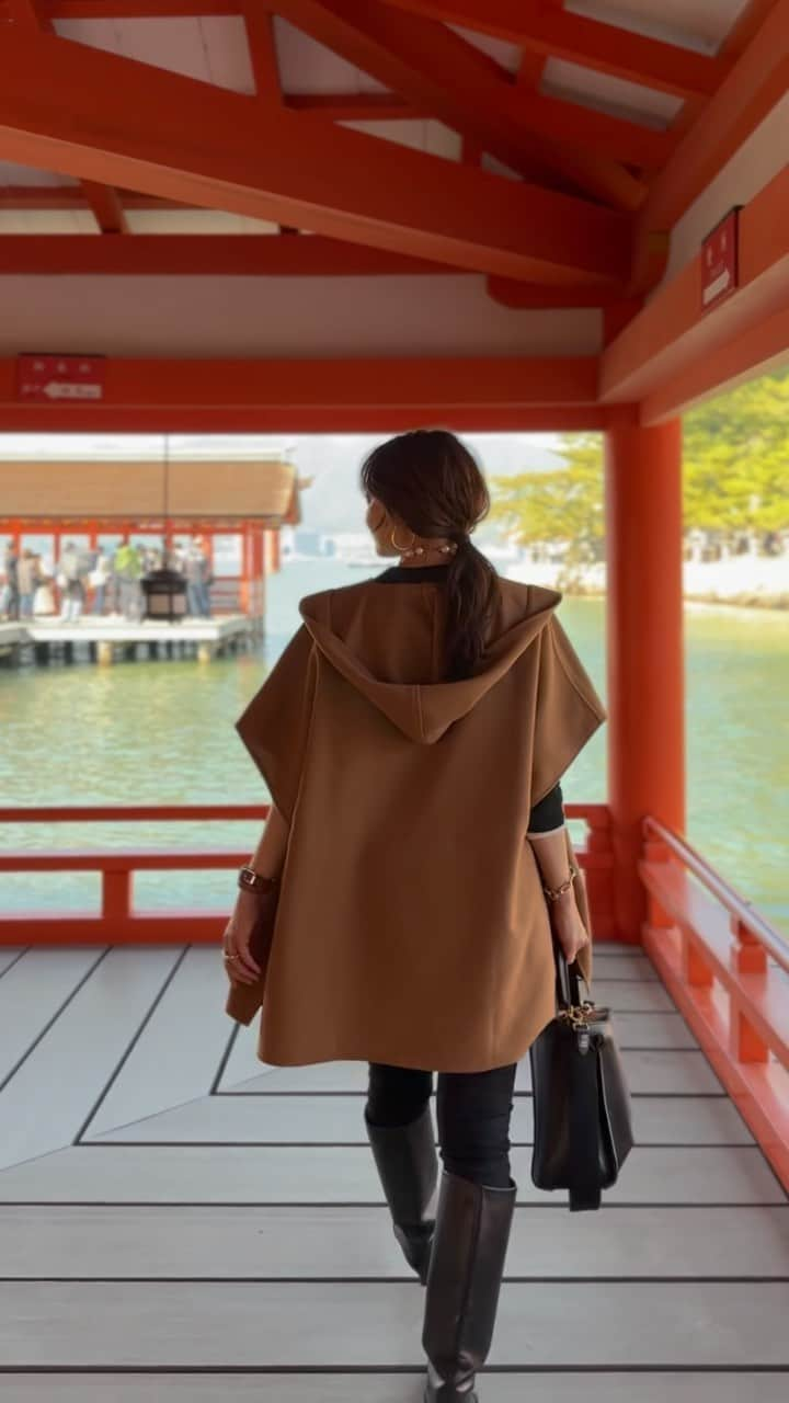 yoko178loveのインスタグラム：「#trip  親友と久しぶりに2人旅 厳島神社へ行ってきました✨  美味しいものをたくさん食べて パワーチャージ出来ました♡  お出かけ中話が尽きる事なく ずーっと喋ってたな😂 心置きなく話せるかけがえのない大切な人♡  おばあちゃんになっても こうしておしゃべりしてるんだろうな☺︎  コーデは発売したばかりの PASEOS FOVL のコラボポンチョを✨  coat  #paseosfovlyoko  knit  #plage  pants  #lee    #coordinate#大人カジュアル #casual #fashion #秋コーデ #厳島神社 #お出かけコーデ #旅行コーデ #オトナカジュアル」