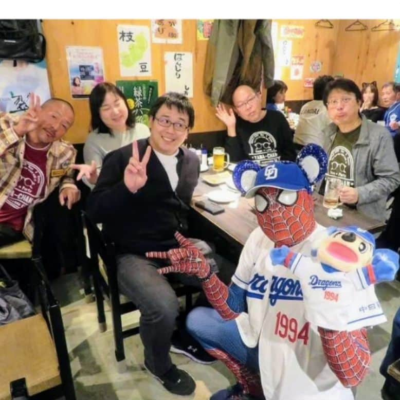 山浦ひさしさんのインスタグラム写真 - (山浦ひさしInstagram)「大盛況『初めての山ちゃん会』in 鳥ん坊  ♦️10/28(土) 初の試み！ 山ちゃん エピソードトーク「1時間30分」喋りまくり(笑) ゆっぺ(吉村唯)のスベらない話も飛び出し！楽しんでいただけたと思います！！ ありがとうございました。 会場の『鳥ん坊』@torinbou の焼き鳥も美味しかった〜！！  ♦️今月の『山ちゃん会』は 11/25(土)【ボウリング山ちゃん会】！！ まだ間に合います。みんなでボウリングして！ドンチャンもしましょう！！ (詳しくは以前の投稿を参照)  ♦️ちなみに··· 12/30(土)ど年末に··· 【忘年山ちゃん会】開催決定！！ こちらは『なごやまちゃんねる』会員限定参加。事前にご登録お願い致します。 ↓ 会員制(¥990/月)インスタライブ『なごやまちゃんねる』 @nagoyamachan  ♦️現在『山ちゃんパーカー(#アンダーポイント本美 デザイン)』予約受付中。 興味ある方はお問い合わせください。  #さくら不動産 @sakura_fudousan39  #吉村唯 @yuicolor #ボウリング #飲み放題 #忘年会 #パーカー #東海市ふるさと大使  #メガネのジンノ @meganenojinno #永楽美術 #古美術買取」11月3日 20時53分 - yamaurahisashi