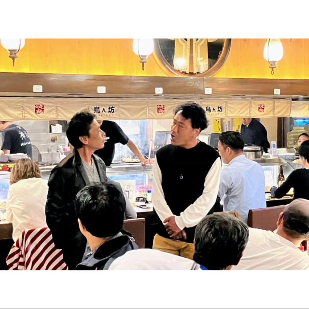 山浦ひさしさんのインスタグラム写真 - (山浦ひさしInstagram)「大盛況『初めての山ちゃん会』in 鳥ん坊  ♦️10/28(土) 初の試み！ 山ちゃん エピソードトーク「1時間30分」喋りまくり(笑) ゆっぺ(吉村唯)のスベらない話も飛び出し！楽しんでいただけたと思います！！ ありがとうございました。 会場の『鳥ん坊』@torinbou の焼き鳥も美味しかった〜！！  ♦️今月の『山ちゃん会』は 11/25(土)【ボウリング山ちゃん会】！！ まだ間に合います。みんなでボウリングして！ドンチャンもしましょう！！ (詳しくは以前の投稿を参照)  ♦️ちなみに··· 12/30(土)ど年末に··· 【忘年山ちゃん会】開催決定！！ こちらは『なごやまちゃんねる』会員限定参加。事前にご登録お願い致します。 ↓ 会員制(¥990/月)インスタライブ『なごやまちゃんねる』 @nagoyamachan  ♦️現在『山ちゃんパーカー(#アンダーポイント本美 デザイン)』予約受付中。 興味ある方はお問い合わせください。  #さくら不動産 @sakura_fudousan39  #吉村唯 @yuicolor #ボウリング #飲み放題 #忘年会 #パーカー #東海市ふるさと大使  #メガネのジンノ @meganenojinno #永楽美術 #古美術買取」11月3日 20時53分 - yamaurahisashi