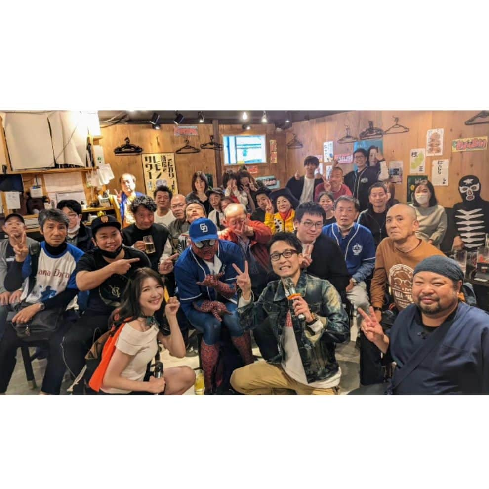 山浦ひさしさんのインスタグラム写真 - (山浦ひさしInstagram)「大盛況『初めての山ちゃん会』in 鳥ん坊  ♦️10/28(土) 初の試み！ 山ちゃん エピソードトーク「1時間30分」喋りまくり(笑) ゆっぺ(吉村唯)のスベらない話も飛び出し！楽しんでいただけたと思います！！ ありがとうございました。 会場の『鳥ん坊』@torinbou の焼き鳥も美味しかった〜！！  ♦️今月の『山ちゃん会』は 11/25(土)【ボウリング山ちゃん会】！！ まだ間に合います。みんなでボウリングして！ドンチャンもしましょう！！ (詳しくは以前の投稿を参照)  ♦️ちなみに··· 12/30(土)ど年末に··· 【忘年山ちゃん会】開催決定！！ こちらは『なごやまちゃんねる』会員限定参加。事前にご登録お願い致します。 ↓ 会員制(¥990/月)インスタライブ『なごやまちゃんねる』 @nagoyamachan  ♦️現在『山ちゃんパーカー(#アンダーポイント本美 デザイン)』予約受付中。 興味ある方はお問い合わせください。  #さくら不動産 @sakura_fudousan39  #吉村唯 @yuicolor #ボウリング #飲み放題 #忘年会 #パーカー #東海市ふるさと大使  #メガネのジンノ @meganenojinno #永楽美術 #古美術買取」11月3日 20時53分 - yamaurahisashi