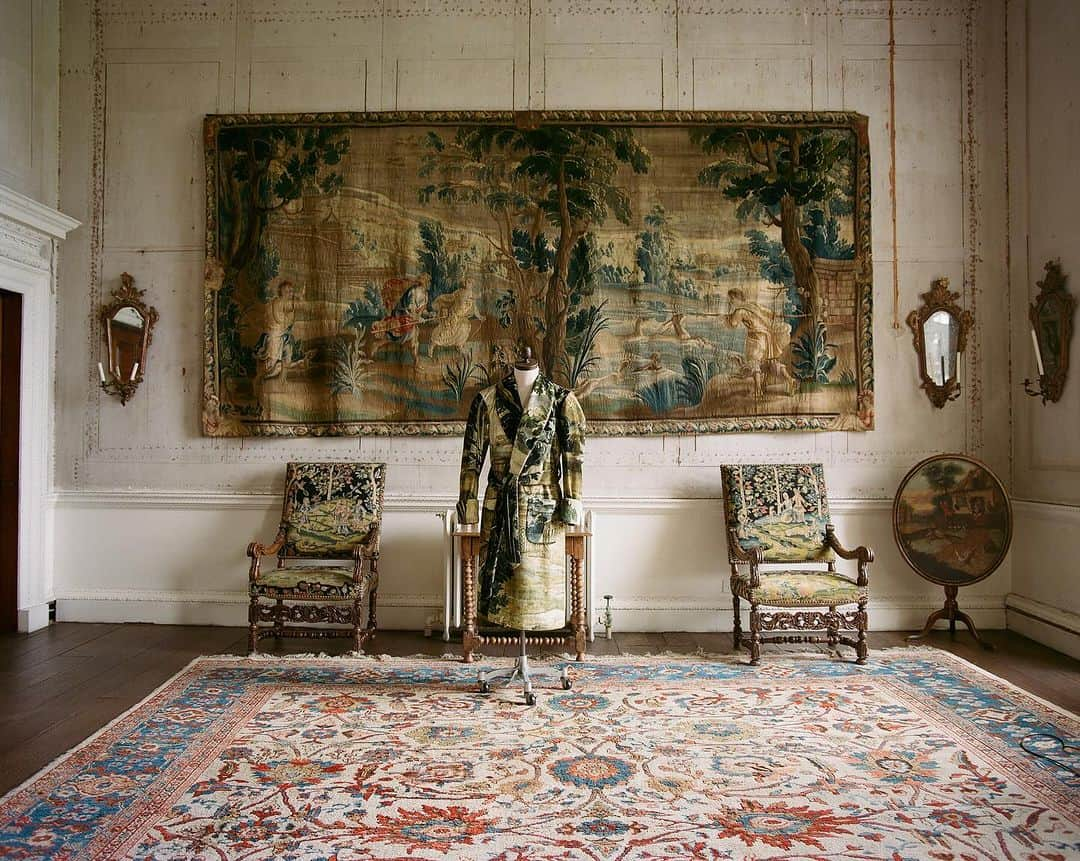 ニュー&リングウッドのインスタグラム：「The Wolterton Dressing Gown is a piece of lyric beauty and lavish elegance. Capturing scenes from one of Wolterton Hall's most beautiful mid-17th-century tapestries, these vignettes are printed by Watts 1874 on three pieces of the finest cotton velvet and crafted into a limited collection of dressing gowns.  The Wolterton Gown's scenes are framed with twist piping, three patch pockets and a belt of the same fabric. It is handmade in England, cut with a darted body and heavier cloth for cold weather wearing.」