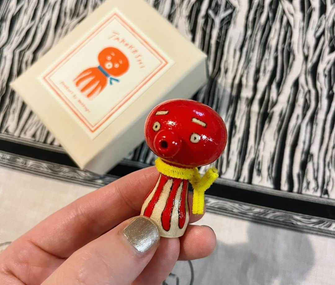 蒼山幸子さんのインスタグラム写真 - (蒼山幸子Instagram)「あっという間に 来週からツアーが始まります。🌉 このツアーを終えたら、 ライブはしばらくできないかもしれないので、 思い残すことなく楽しむ🐎 会いにきてもらえたら、とっても励みになります。 写真は去年のハイライトツアーの時。 と、最近のいろいろ。 今年も猫が絨毯に落ちる季節になりました。🧶」11月3日 20時54分 - sachiko_aoyama