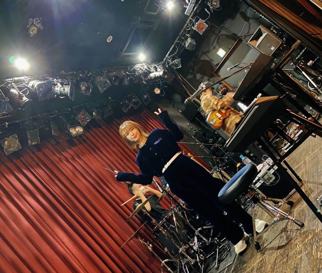 蒼山幸子のインスタグラム：「あっという間に 来週からツアーが始まります。🌉 このツアーを終えたら、 ライブはしばらくできないかもしれないので、 思い残すことなく楽しむ🐎 会いにきてもらえたら、とっても励みになります。 写真は去年のハイライトツアーの時。 と、最近のいろいろ。 今年も猫が絨毯に落ちる季節になりました。🧶」