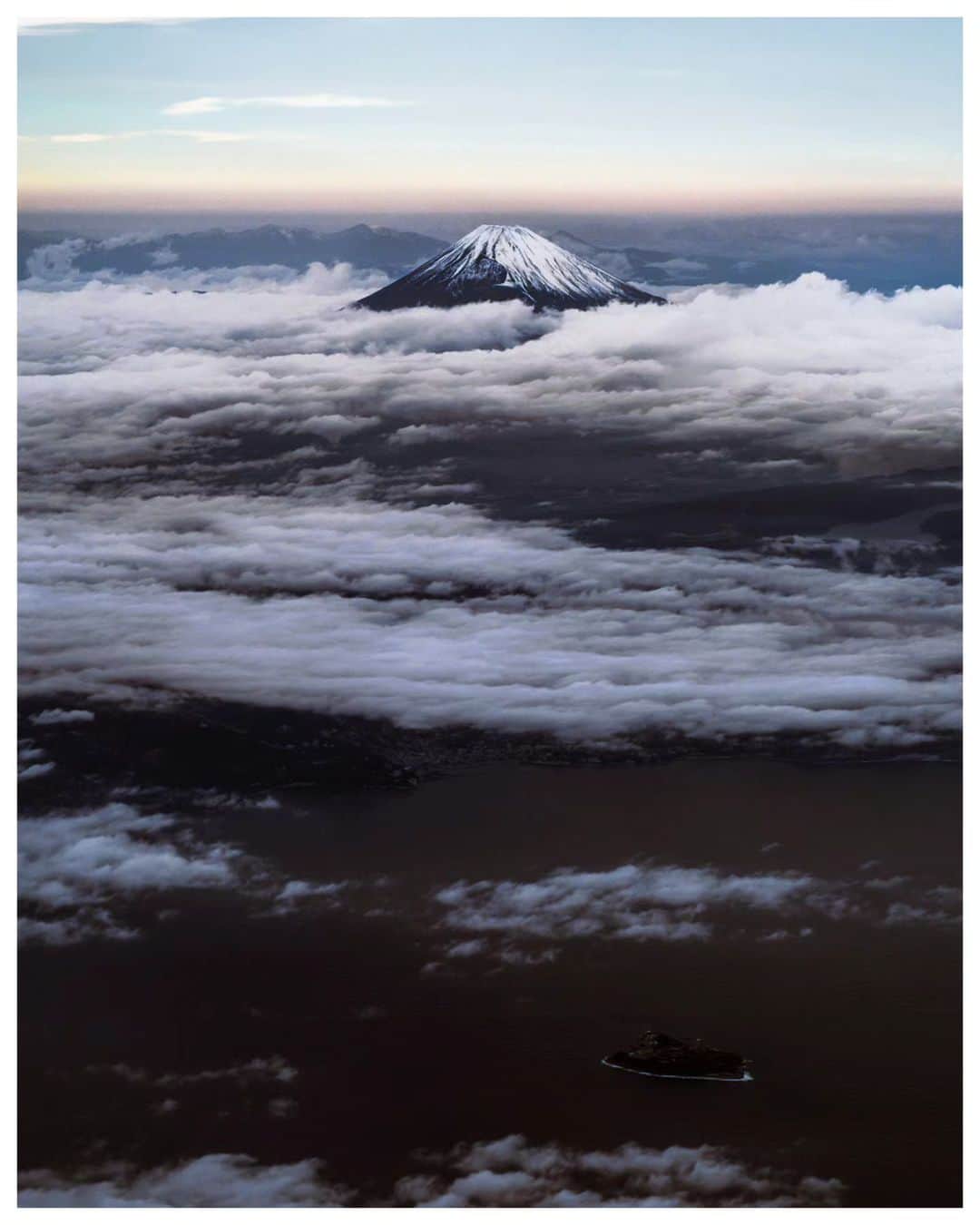 のインスタグラム：「Mt Fuji 🗻 November 2022  📕My photo book - worldwide shipping daily - 🖥 Lightroom presets ▶▶Link in bio  #富士山 #USETSU #USETSUpresets #unknownjapan #explorejapan #hellofrom #widenyourworld  #createexploretakeover #passionpassport  #MadeWithLightroom #vscofilm #huntgram #hbouthere #hbweekends #photocinematica #SPiCollective #ASPfeatures #reco_ig #TakashiYasui」