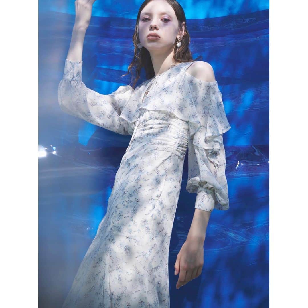 MERCURYDUOのインスタグラム：「《 11.2(thu) START!! 2024 SPRING WEB EXHIBITION 》 ⁡ ⁡ ㅤㅤㅤㅤㅤㅤㅤㅤ ”SENSUAL FEMINITY“  どこまでも透き通るような透明感を  これまで以上に風をはらむ軽やかな素材を  爽やかで優しい色使いで  まとめ、重ねる ⁡  軽やか、爽やか、そして上品  センシュアルでドラマティックな春を纏う  ⁡ 2024 sprin@ collection ㅤ ———————————————————————— ㅤ ㅤㅤㅤㅤㅤㅤㅤㅤㅤ 2024春のWEB展示会を開催！ 11.2(thu)12:00 -11.6(mon)23:59 ✔予約先行特典10%OFF ✔予約先行特典ポイント20倍+送料無料！  ———————————————————————— ㅤ  詳細は @mercuryduo_comの TOPのURLからチェック  ㅤ @mercuryduo_styling #MERCURYDUO #マーキュリーデュオ #公式通販RUNWAYchannel」