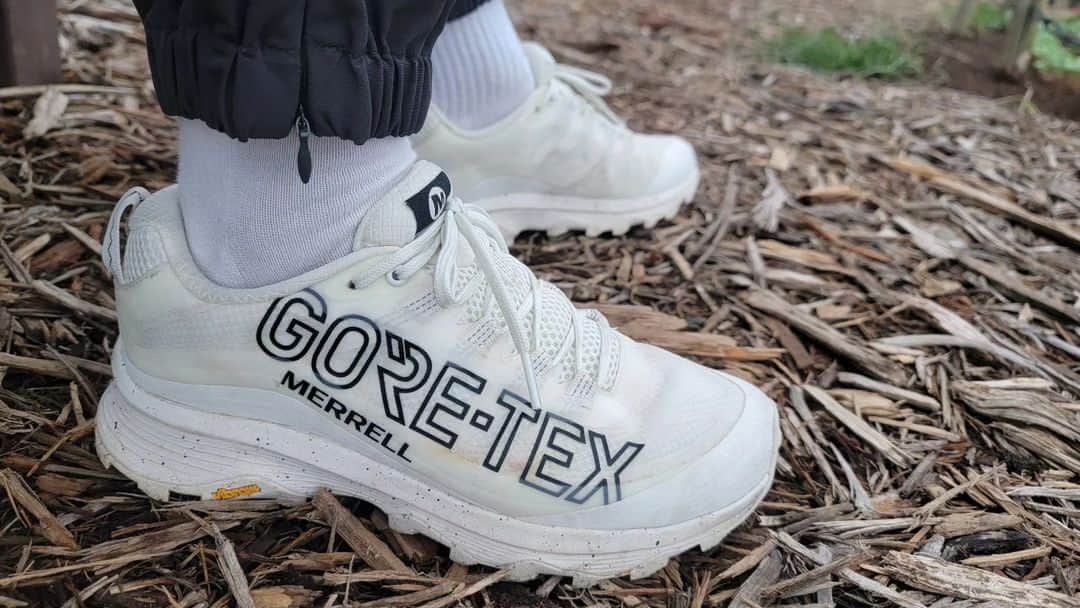 GORE-TEX Products JPのインスタグラム：「気持ちが上がる、秋の散歩。  Photo：@shiro4111  #goretex #ゴアテックス #merrell #メレル #シューズ #散歩」