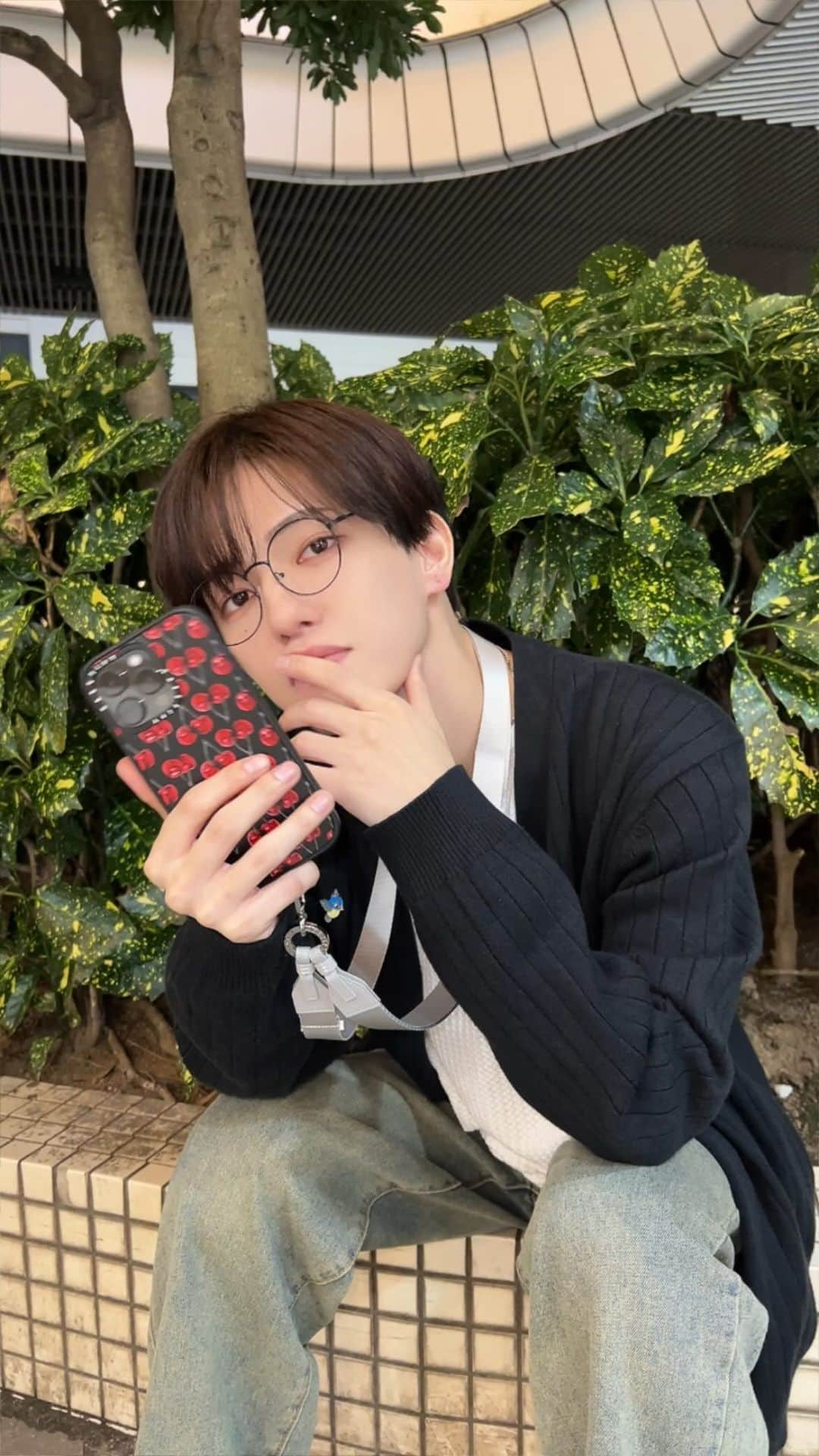 こんどうようぢのインスタグラム：「@casetify_jp から新発売のiPhone15promaxの バウンスケース、インパクトケース、スマホショルダーを GETしました。これで俺は最強なのです。  よくiPhone落とすから厳しい落下訓練をクリアした バウンスケースは俺のためにあるケースだな。 好きな言葉を入れられるカスタマイズケースで 俺は今回YD(俺のファンネーム)を入れたよ〜 スマホショルダーも俺普段リュックだから パンツのポケットに入れてるけど取り出すの 大変な時あるしめちゃくちゃ楽〜。  インパクトケースもさらにスリムになってて使いやすい👍 他にも沢山可愛いデザインのケースもたくさんあるから プロモコード 『10YOHDI』で10%OFFになるから 皆もCASETiFYにしてみようね〜  #PR #CASETiFY #iphone15」