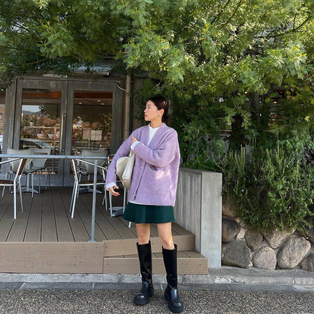 ayu kagawaさんのインスタグラム写真 - (ayu kagawaInstagram)「いつかの載せ忘れてたコーディネート🍂  暑いんだか寒いんだかわからない服装って好き👻💜  カーディガン、この色とってもお気に入り🪻💜 いろんな色がミックスされていて実際見た方が可愛いカラー🫶 POP UPでもとても人気でした！✨ モノトーンになりがちな秋冬のポイントにお勧め🥰 このざっくり感がなんとも可愛い🤤💯 カラーに合わせて変えたボタンの色も拘ったポイント♡  この日はモスグリーンのスカートとカラー合わせ💜💚  合わせたハンサムシャツもお気に入りでよく着てる♡」11月3日 20時57分 - ayuyunyun