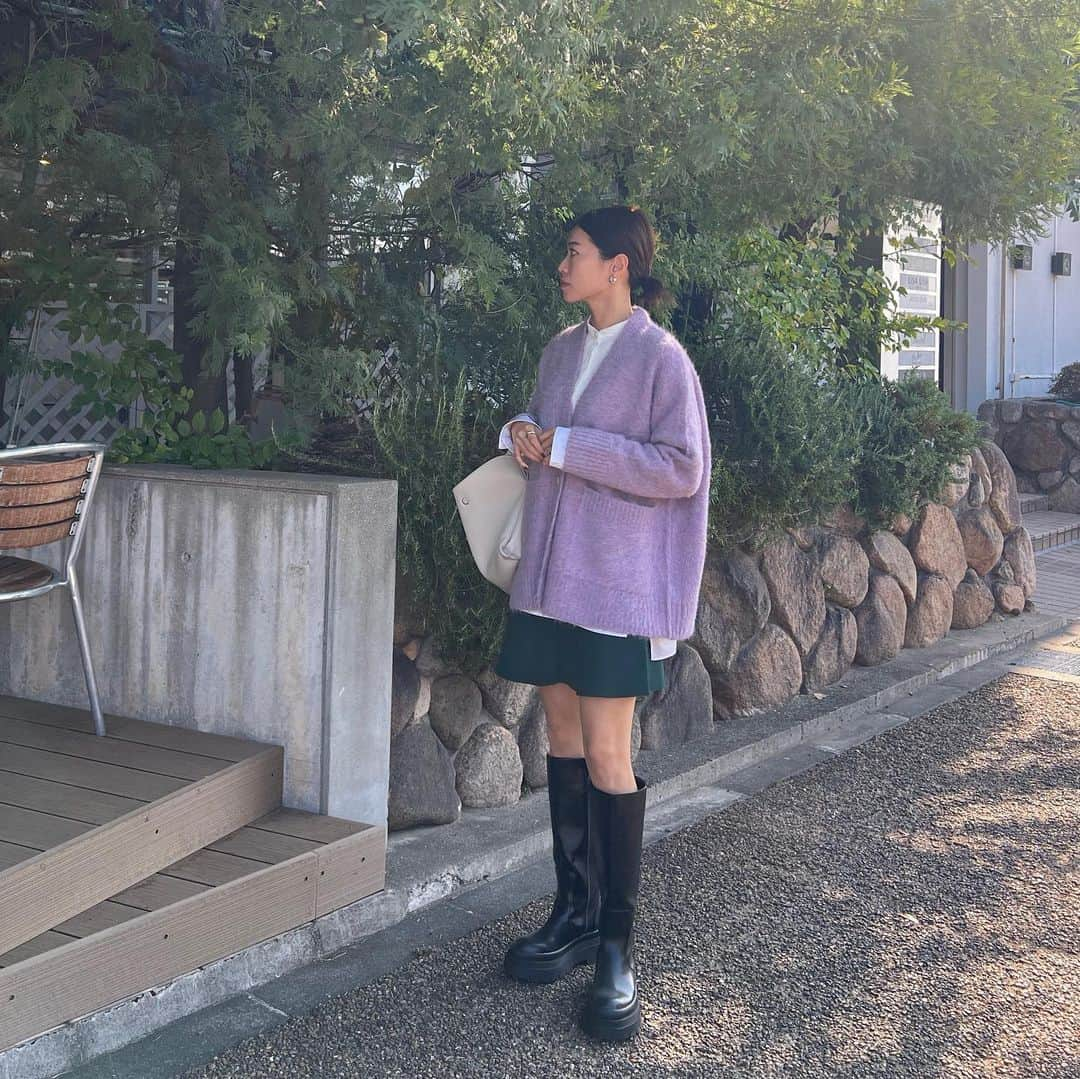 ayu kagawaさんのインスタグラム写真 - (ayu kagawaInstagram)「いつかの載せ忘れてたコーディネート🍂  暑いんだか寒いんだかわからない服装って好き👻💜  カーディガン、この色とってもお気に入り🪻💜 いろんな色がミックスされていて実際見た方が可愛いカラー🫶 POP UPでもとても人気でした！✨ モノトーンになりがちな秋冬のポイントにお勧め🥰 このざっくり感がなんとも可愛い🤤💯 カラーに合わせて変えたボタンの色も拘ったポイント♡  この日はモスグリーンのスカートとカラー合わせ💜💚  合わせたハンサムシャツもお気に入りでよく着てる♡」11月3日 20時57分 - ayuyunyun