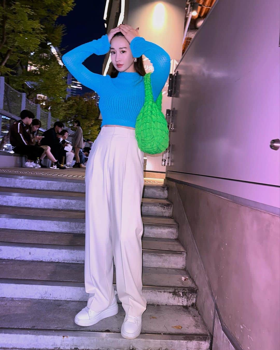 shihoのインスタグラム：「いろいろ時差投稿🩵💚🤍🖤  1枚目は photo by みにしぽ  ちびっこギャルズが親をとるってあまりないからなのか、 かわいいーー最高だねーって外人達が一瞬集まってきてしまった😂😂笑コーデとかなかなかとれなかったけど娘が最高のカメラマンになってくれて頼もしいどす🥹  もってるカバンはね、あーみーもっててかわいいーーゆってたらなんにもない日にまさかのプレゼント🎁された @cosstores 🥹 もーーなんなん😫❤️❤️❤️ （うちらまぢでカップル👭💘）  貰ってすぐ身につけたからこの日は ネオンおばさんになったけどそれもまたちょーかわいい🩵💚🤍 （色きちがいすき🥹）  ありがと大切にする🩵💚🤍  昨日のせたコーデも人気だったので 載せておくね🤍🖤🤍🖤🤍🖤  あとは今月のネイル💅❤️🤎  #fashion#code #akte#アクテ #cos#zara#uniqlo  #最近友達にちいかわに似てるといわれます #ちいかわ大人気なのでもっと目指します #ちいかわ」