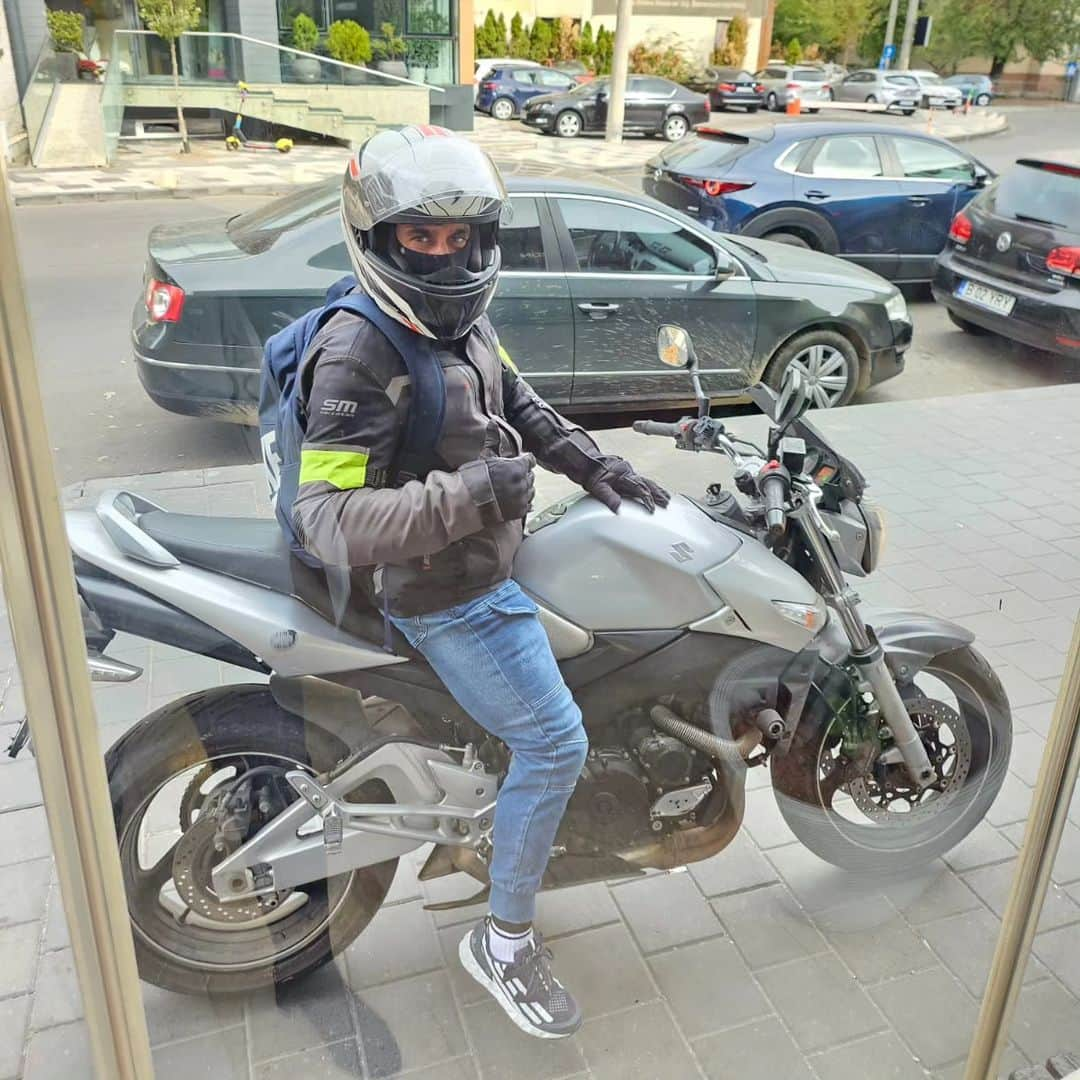 マリアン・ドラグレスクのインスタグラム：「Prietenii mei pe două roți cu ce se dau? 😁 #moto #ride #freedom #goodvibes」