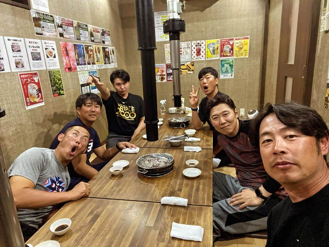 亀井善行のインスタグラム：「秋季キャンプ休日前コーチ陣で食事🍴 二岡ヘッド、川相コーチはいませんが 来年頑張りましょう👍 明後日から井端監督のもとへ行ってきます⚾️ あっ元木さん元気っすか？😊 #矢野謙次 #杉内俊哉 #實松一成 #村田善則 #内海哲也」