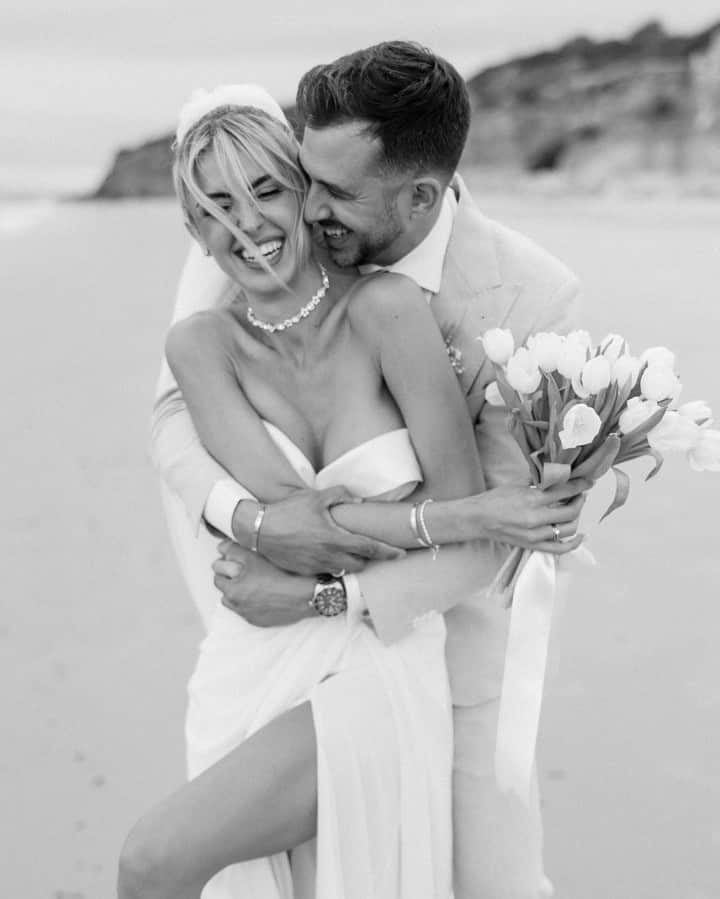 Pronoviasのインスタグラム：「True happiness is measured by the size of the smile of the woman in the right arms 💛 #PronoviasBride   Dress: Misty Bride: @mjsn_  Bouquet: @mariasramos21 @saphonia_  MU: @manicurainteligente  Location: @atenasplaya  Photographer: @ernestovillalba   Share your love story on pronovias.com/share-love-story✨  #Pronovias」