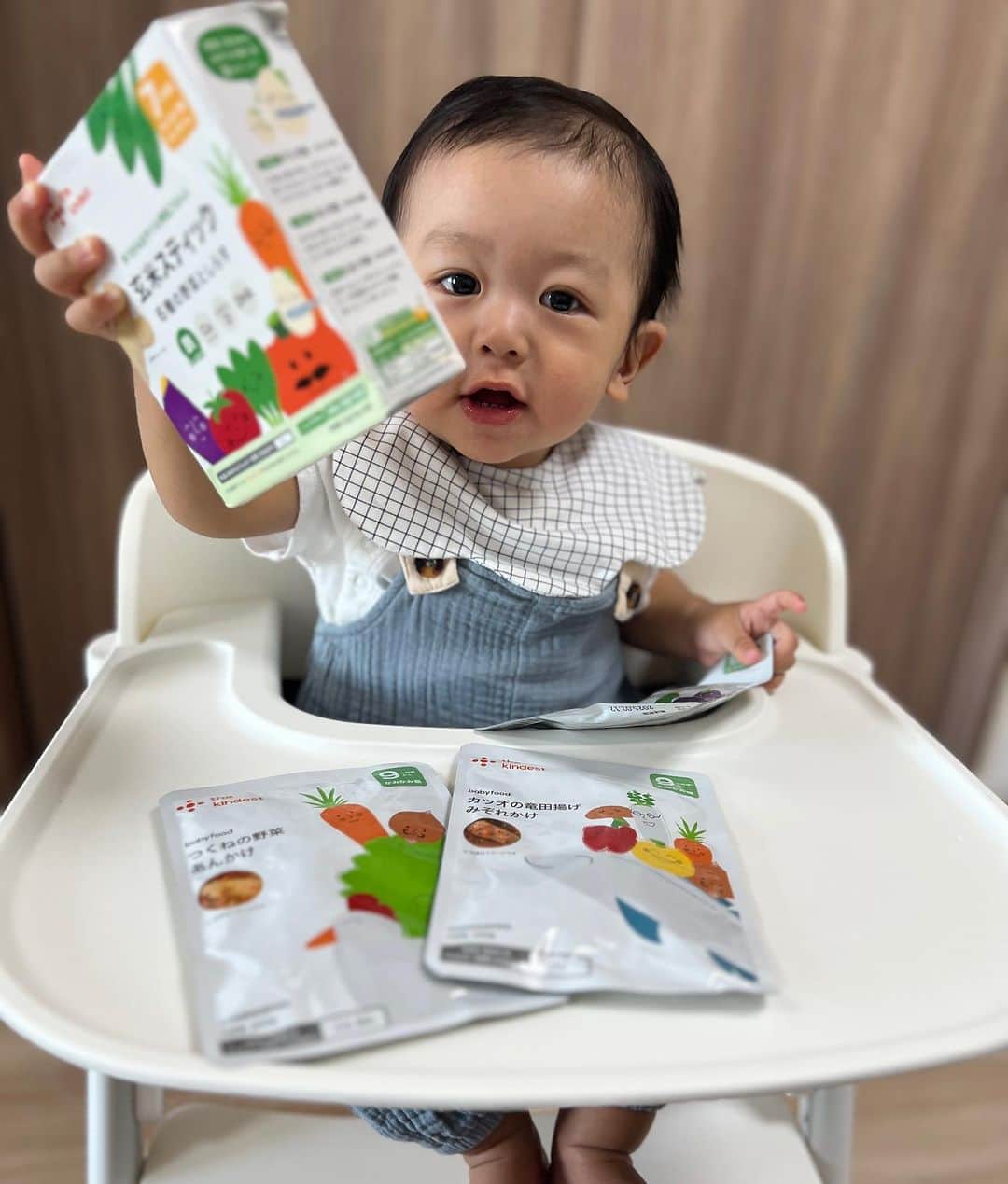 樋浦結花さんのインスタグラム写真 - (樋浦結花Instagram)「・ 3回食になってから ベビーフードにとても助けてもらっている我が家🥹🙌  @thekindest_official の ・つくねの野菜あんかけ ・カツオの竜田揚げみぞれかけ ・鶏入りラタトゥイユ ・玄米スティック  をお試しさせていただきました🤤🙌  もともとよく食べる子ですが もちろんどれも完食🤪👍  自分では作れそうにない オシャレなメニューを手軽に食べさせてあげられて嬉しい🤭💕  特に！！！ 玄米スティックの食いつきがすごくて🤣🫶🏼 一袋をペロリと食べてしまい 母ちゃん味見もさせてもらえなかった😂🙌  この玄米スティックは 国産コシヒカリの発芽玄米を使用していて 6種類の野菜としらすを練り込み、 育ち盛りの赤ちゃんに必要な栄養素が配合されているよ😍👏  こんなに高い栄養素を オヤツでとれるの最高すぎませんか？🤪 リピ決定👍👍👍 大容量の大箱とかないのかな🤭❤️  試したことがない方 ぜひ試してみてね✨ 成長に合わせて色んなメニューがあるので 私も他のBFメニューも試してみる〜💕  @riku.riku.baby   #離乳食後期 #PR #thekindest #カインデスト #生後11ヶ月 #11ヶ月ベビー #第一子出産 #寅年ベビー #新米ママ #子育てママ #令和4年ベビー #12月生まれ #親バカ部 #親バカ #ママリ #ベビフル #コドモノ #赤ちゃんのいる暮らし #赤ちゃんのいる生活 #男の子ママ #男の子ベビー #ベビスタグラム」11月3日 21時00分 - hiura_yuika