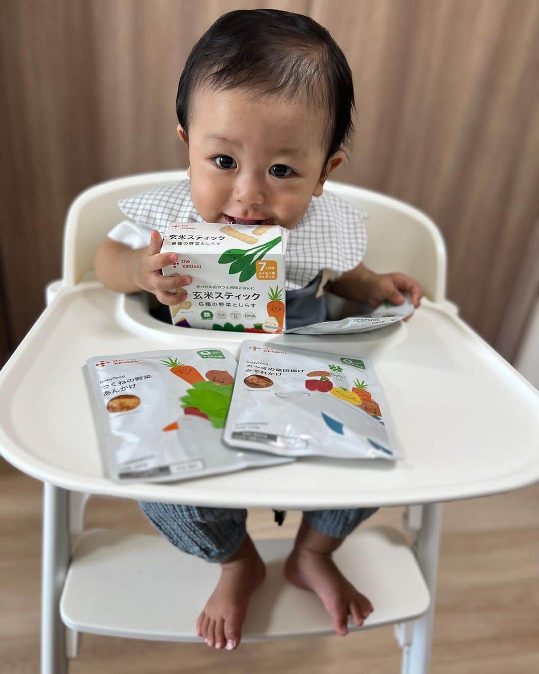 樋浦結花さんのインスタグラム写真 - (樋浦結花Instagram)「・ 3回食になってから ベビーフードにとても助けてもらっている我が家🥹🙌  @thekindest_official の ・つくねの野菜あんかけ ・カツオの竜田揚げみぞれかけ ・鶏入りラタトゥイユ ・玄米スティック  をお試しさせていただきました🤤🙌  もともとよく食べる子ですが もちろんどれも完食🤪👍  自分では作れそうにない オシャレなメニューを手軽に食べさせてあげられて嬉しい🤭💕  特に！！！ 玄米スティックの食いつきがすごくて🤣🫶🏼 一袋をペロリと食べてしまい 母ちゃん味見もさせてもらえなかった😂🙌  この玄米スティックは 国産コシヒカリの発芽玄米を使用していて 6種類の野菜としらすを練り込み、 育ち盛りの赤ちゃんに必要な栄養素が配合されているよ😍👏  こんなに高い栄養素を オヤツでとれるの最高すぎませんか？🤪 リピ決定👍👍👍 大容量の大箱とかないのかな🤭❤️  試したことがない方 ぜひ試してみてね✨ 成長に合わせて色んなメニューがあるので 私も他のBFメニューも試してみる〜💕  @riku.riku.baby   #離乳食後期 #PR #thekindest #カインデスト #生後11ヶ月 #11ヶ月ベビー #第一子出産 #寅年ベビー #新米ママ #子育てママ #令和4年ベビー #12月生まれ #親バカ部 #親バカ #ママリ #ベビフル #コドモノ #赤ちゃんのいる暮らし #赤ちゃんのいる生活 #男の子ママ #男の子ベビー #ベビスタグラム」11月3日 21時00分 - hiura_yuika
