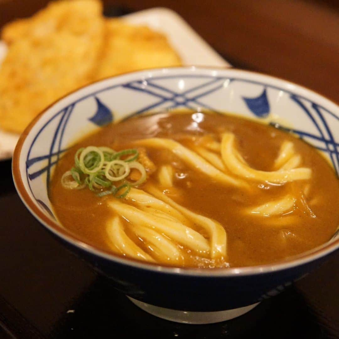 丸亀製麺さんのインスタグラム写真 - (丸亀製麺Instagram)「うどんで温まりたいという方は「😋」で教えてください！  だんだん寒くなってきたので、ほっこり温まる丸亀製麺おすすめのうどん3選をご紹介👇  🐄焼きたて牛すき釜玉うどん 茹でたてあつあつのうどんに、注文ごとに焼き上げる牛肉と、とろ～り玉子が絡み合う一杯！牛肉を少し残し、無料のかけだしを注げば締めのスープにも！  🦊きつねうどん だしをたっぷり吸ったきつねあげは、じゅわっとジューシーでやさしい味わい。だしを最後まで飲み干せばほっと体が温まります。  🍛カレーうどん ほどよくスパイスをきかせたカレーが後を引くおいしさ！食べすすめるほどに、お腹の底から温まります！  丸亀製麺では現在、創業感謝祭を実施中！それに伴い公式アプリでは【お好きなうどん50円引】の創業月特別クーポンを配布しています🎁 ぜひクーポンを利用して、あつあつのうどんで温まってくださいね！  #丸亀製麺 #丸亀うどん #udon #麺 #うどん」11月3日 21時00分 - marugame_