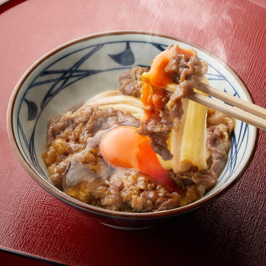 丸亀製麺のインスタグラム：「うどんで温まりたいという方は「😋」で教えてください！  だんだん寒くなってきたので、ほっこり温まる丸亀製麺おすすめのうどん3選をご紹介👇  🐄焼きたて牛すき釜玉うどん 茹でたてあつあつのうどんに、注文ごとに焼き上げる牛肉と、とろ～り玉子が絡み合う一杯！牛肉を少し残し、無料のかけだしを注げば締めのスープにも！  🦊きつねうどん だしをたっぷり吸ったきつねあげは、じゅわっとジューシーでやさしい味わい。だしを最後まで飲み干せばほっと体が温まります。  🍛カレーうどん ほどよくスパイスをきかせたカレーが後を引くおいしさ！食べすすめるほどに、お腹の底から温まります！  丸亀製麺では現在、創業感謝祭を実施中！それに伴い公式アプリでは【お好きなうどん50円引】の創業月特別クーポンを配布しています🎁 ぜひクーポンを利用して、あつあつのうどんで温まってくださいね！  #丸亀製麺 #丸亀うどん #udon #麺 #うどん」