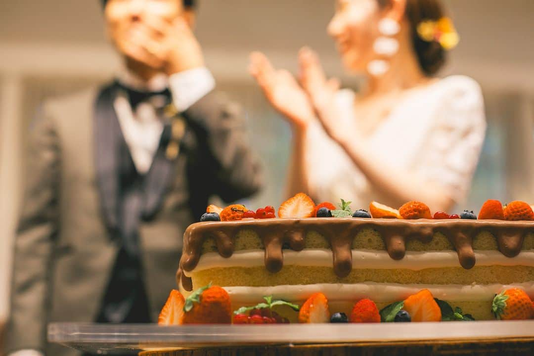 BARN&FOREST148のインスタグラム：「#100年後も語り継がれる結婚式 ・ ・  Chocolate Wedding Cake…*  ブライダルフェアのご予約やお問合せは InstagramのDMでも承っております*  #チョコレートケーキ #ウエディングケーキ #ウエディングケーキデザイン #フルーツケーキ #千葉花嫁 #ナチュラルウエディング #バーンアンドフォレスト148 #148cafe #ガーデンウエディング #barnandforest148 #卒花嫁 #プレ花嫁 #千葉結婚式 #バーンウエディング #barnwedding #weddingcakedesign #ラスティックウエディング #バーンアンドフォレスト #ガーデン挙式 #weddingcake #ケーキ #148花嫁 #流山おおたかの森 #千葉結婚式場 #結婚式場 #weddingcakesideas」