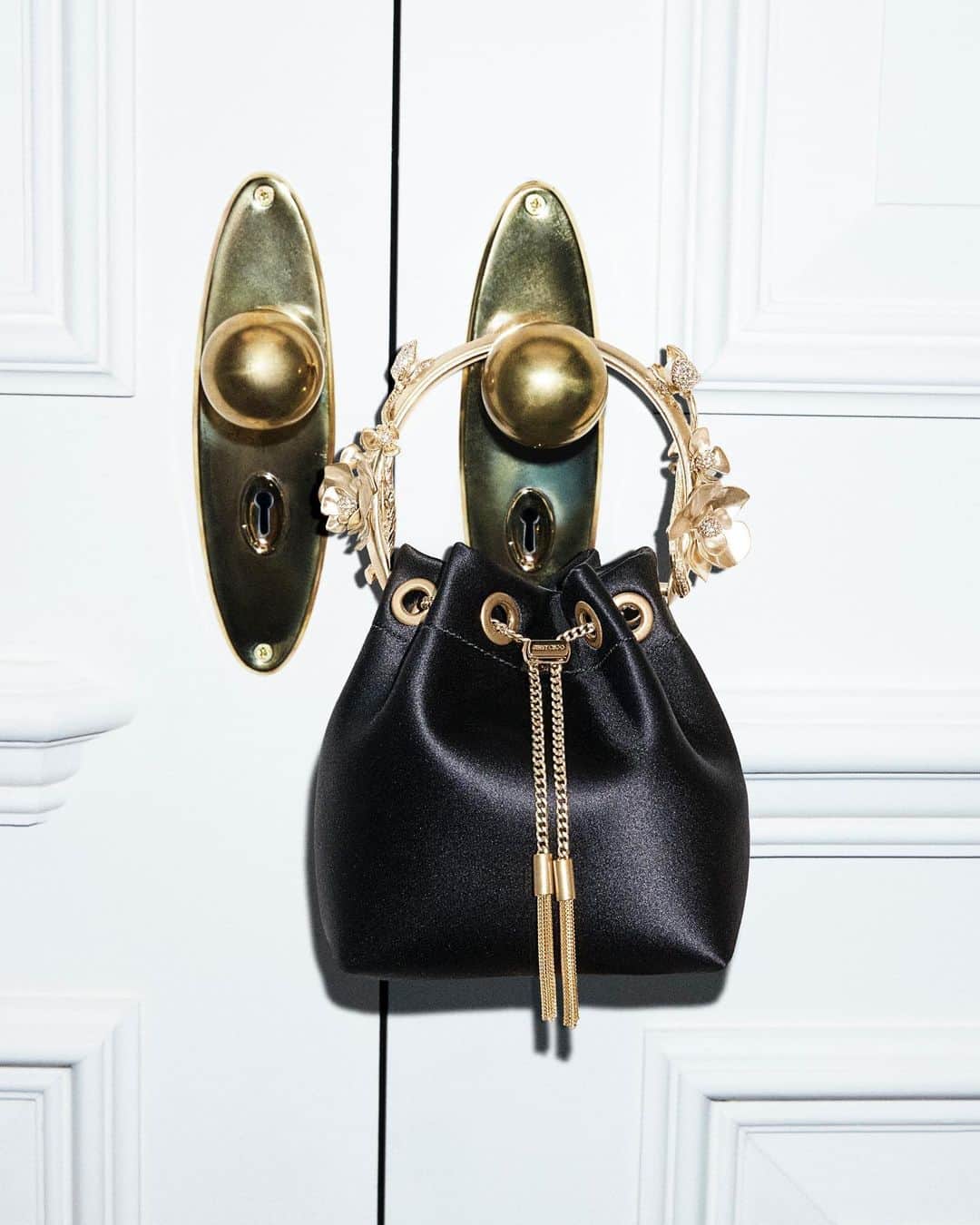 Jimmy Chooのインスタグラム：「The Bon Bon handbag is reimagined with the Winter 2023 collection’s signature sculptural orchids cast in gold #JimmyChoo」