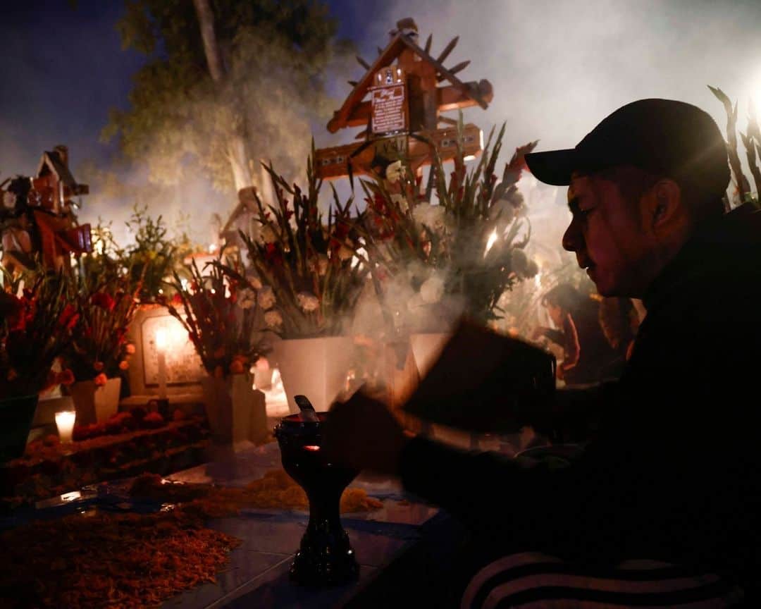 AFP通信さんのインスタグラム写真 - (AFP通信Instagram)「Day of the Dead celebrations in Mexico City ⁣ ⁣ 📷 @oropeza_ro⁣ 📷 @estrellafoto⁣ #AFPPhoto」11月3日 21時01分 - afpphoto