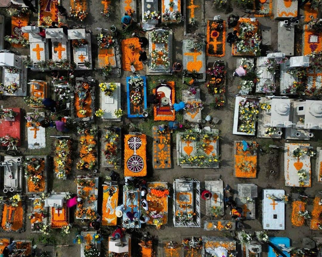 AFP通信のインスタグラム：「Day of the Dead celebrations in Mexico City ⁣ ⁣ 📷 @oropeza_ro⁣ 📷 @estrellafoto⁣ #AFPPhoto」