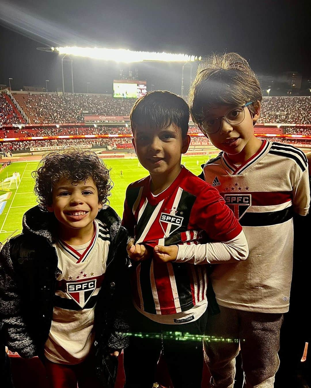 São Paulo FCのインスタグラム：「𝐁𝐨𝐦 𝐝𝐢𝐚 com essa turma #TricolorDesdeSempre, que reforçou a #TorcidaQueConduz na vitória de ontem, no Morumbi! ❤️🤍🖤  #VamosSãoPaulo 🇾🇪」