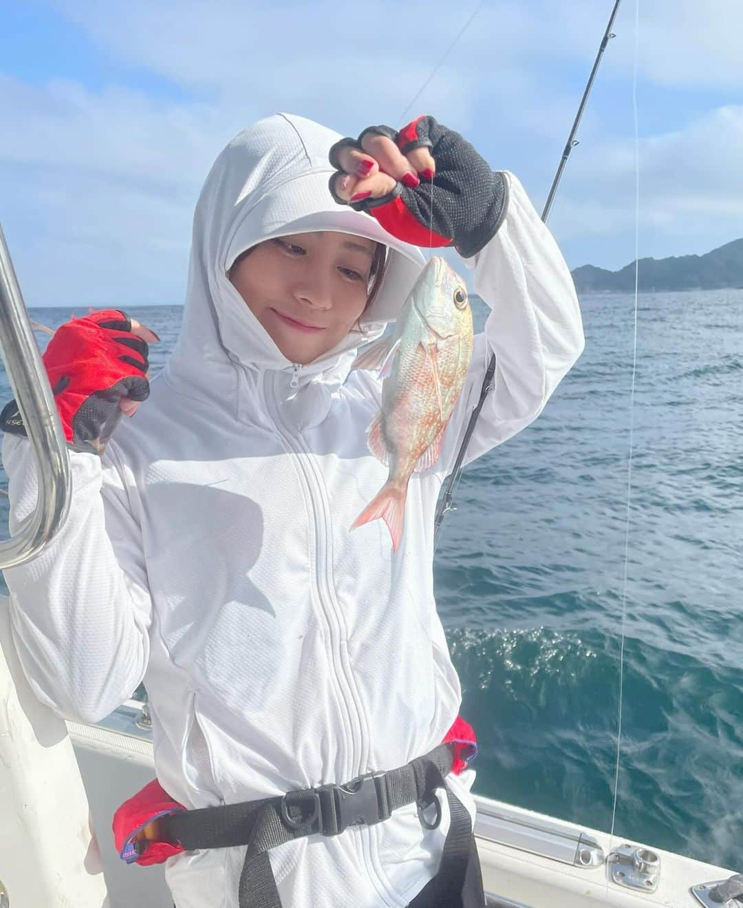 坂本遥奈さんのインスタグラム写真 - (坂本遥奈Instagram)「釣り充実🎣  最近は釣りも充実してまして〜♪ 投稿できてなかったので載せるね！  夏はメンバーの菜緒と 釣りに行ってきたの！！🐟  かわいいマダイからいいサイズのマダイ🐟 なんとどでかい！太刀魚！！ ドラゴンまで〜🐉  今回も最高に楽しい釣りでした🎣 のーんびりゆられて あっとゆーまに時間経ってた😳✨  船に揺られるはなおんは だいぶの〜んびりしてるよ👭笑  釣果の写真 太刀魚が大きすぎて 他のお魚さんがちっちゃく見える🤣  ウマヅラハギの肝醤油で食べる お刺身がだいぶヒットなんだよなぁぁ 美味しすぎて幸せ〜🤍  最近行った釣りの 投稿まだあるので インスタ載っけてくね〜♪ お楽しみに⭐️  #釣りガール#釣りハル#釣り #釣り女子 #fishing #fishinglife  #fishinggirls #instafish #fishingdaily # #angler #釣り好きと繋がりたい」11月3日 21時02分 - haruna_sakamoto_official