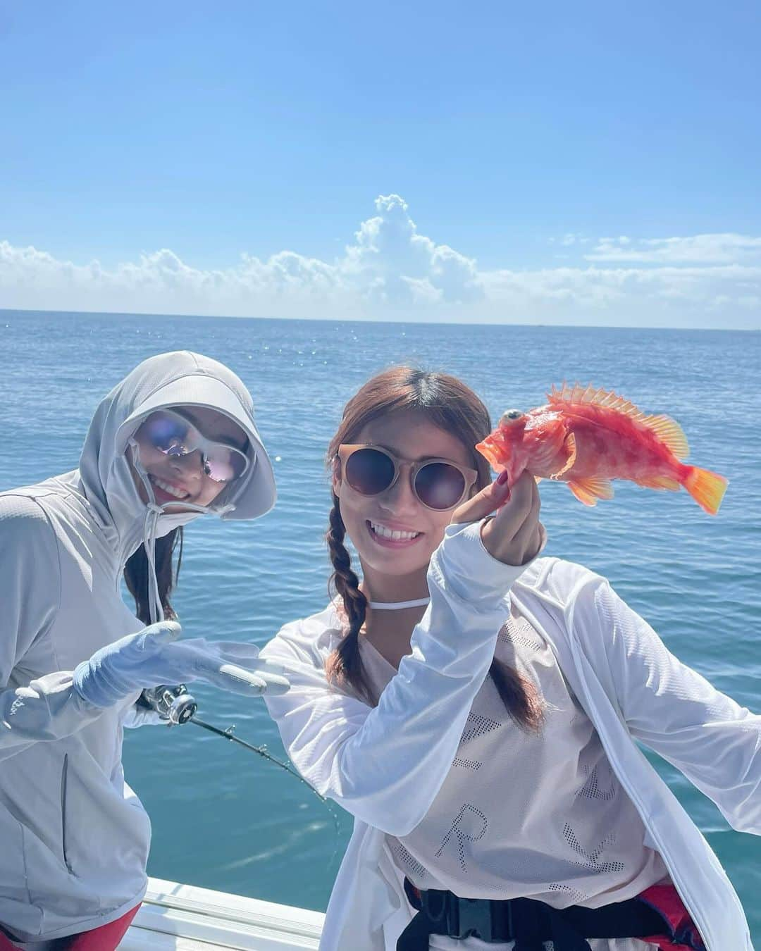 坂本遥奈さんのインスタグラム写真 - (坂本遥奈Instagram)「釣り充実🎣  最近は釣りも充実してまして〜♪ 投稿できてなかったので載せるね！  夏はメンバーの菜緒と 釣りに行ってきたの！！🐟  かわいいマダイからいいサイズのマダイ🐟 なんとどでかい！太刀魚！！ ドラゴンまで〜🐉  今回も最高に楽しい釣りでした🎣 のーんびりゆられて あっとゆーまに時間経ってた😳✨  船に揺られるはなおんは だいぶの〜んびりしてるよ👭笑  釣果の写真 太刀魚が大きすぎて 他のお魚さんがちっちゃく見える🤣  ウマヅラハギの肝醤油で食べる お刺身がだいぶヒットなんだよなぁぁ 美味しすぎて幸せ〜🤍  最近行った釣りの 投稿まだあるので インスタ載っけてくね〜♪ お楽しみに⭐️  #釣りガール#釣りハル#釣り #釣り女子 #fishing #fishinglife  #fishinggirls #instafish #fishingdaily # #angler #釣り好きと繋がりたい」11月3日 21時02分 - haruna_sakamoto_official