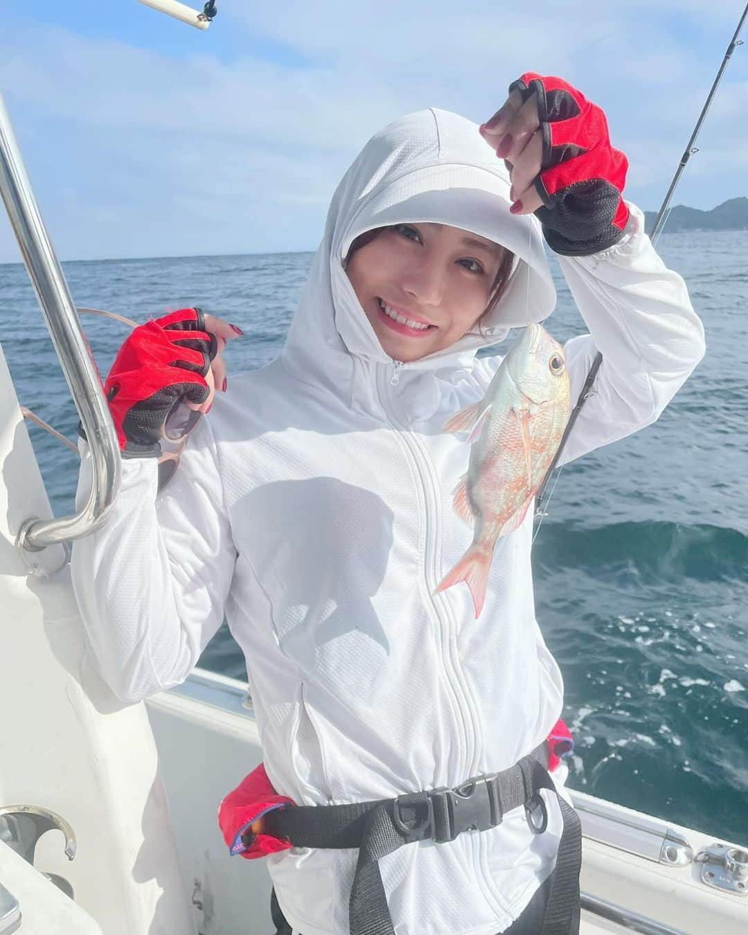 坂本遥奈さんのインスタグラム写真 - (坂本遥奈Instagram)「釣り充実🎣  最近は釣りも充実してまして〜♪ 投稿できてなかったので載せるね！  夏はメンバーの菜緒と 釣りに行ってきたの！！🐟  かわいいマダイからいいサイズのマダイ🐟 なんとどでかい！太刀魚！！ ドラゴンまで〜🐉  今回も最高に楽しい釣りでした🎣 のーんびりゆられて あっとゆーまに時間経ってた😳✨  船に揺られるはなおんは だいぶの〜んびりしてるよ👭笑  釣果の写真 太刀魚が大きすぎて 他のお魚さんがちっちゃく見える🤣  ウマヅラハギの肝醤油で食べる お刺身がだいぶヒットなんだよなぁぁ 美味しすぎて幸せ〜🤍  最近行った釣りの 投稿まだあるので インスタ載っけてくね〜♪ お楽しみに⭐️  #釣りガール#釣りハル#釣り #釣り女子 #fishing #fishinglife  #fishinggirls #instafish #fishingdaily # #angler #釣り好きと繋がりたい」11月3日 21時02分 - haruna_sakamoto_official