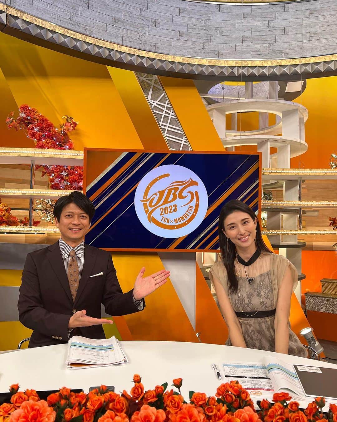 橋本マナミのインスタグラム：「本日ダート競馬　#JBC2023 の生放送でMCをさせていただきました😊倉田アナウンサーと(^^) #BSフジ　にて3時間！！ #JBCクラシック #JBCスプリント #JBCレティスクラシック　#JBC2歳優駿　とどのレースも見応えあり！ 拙いMCでしたが支えていただき今回もとても楽しい時間を過ごさせていただきました！皆様に感謝感謝！ これからのダート競馬もさらに！盛り上がりますように(^^)  ワンピース　#dollydoll」